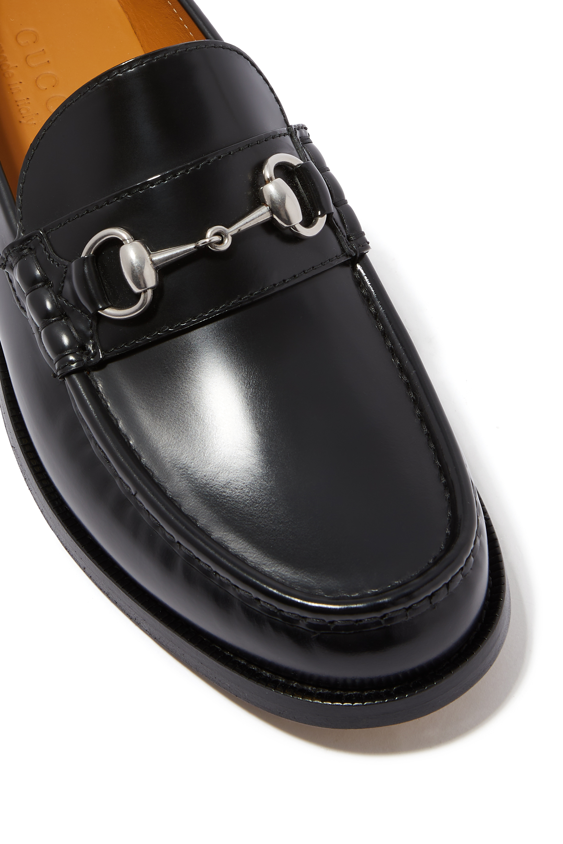 حذاء موكاسين سهل الارتداء بحلية بشعار اللجام