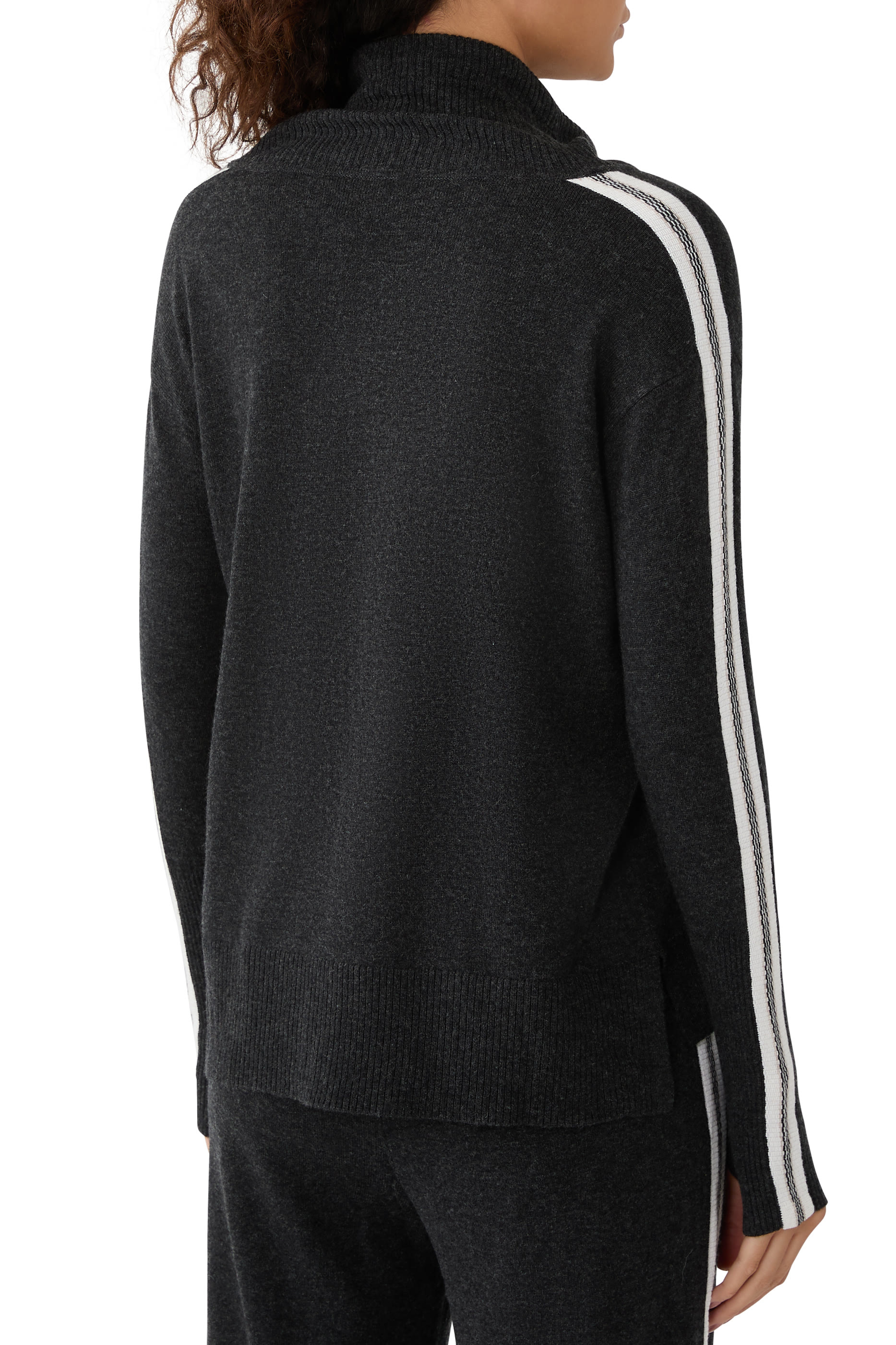 كنزة بياقة عالية وخطوط كشمير