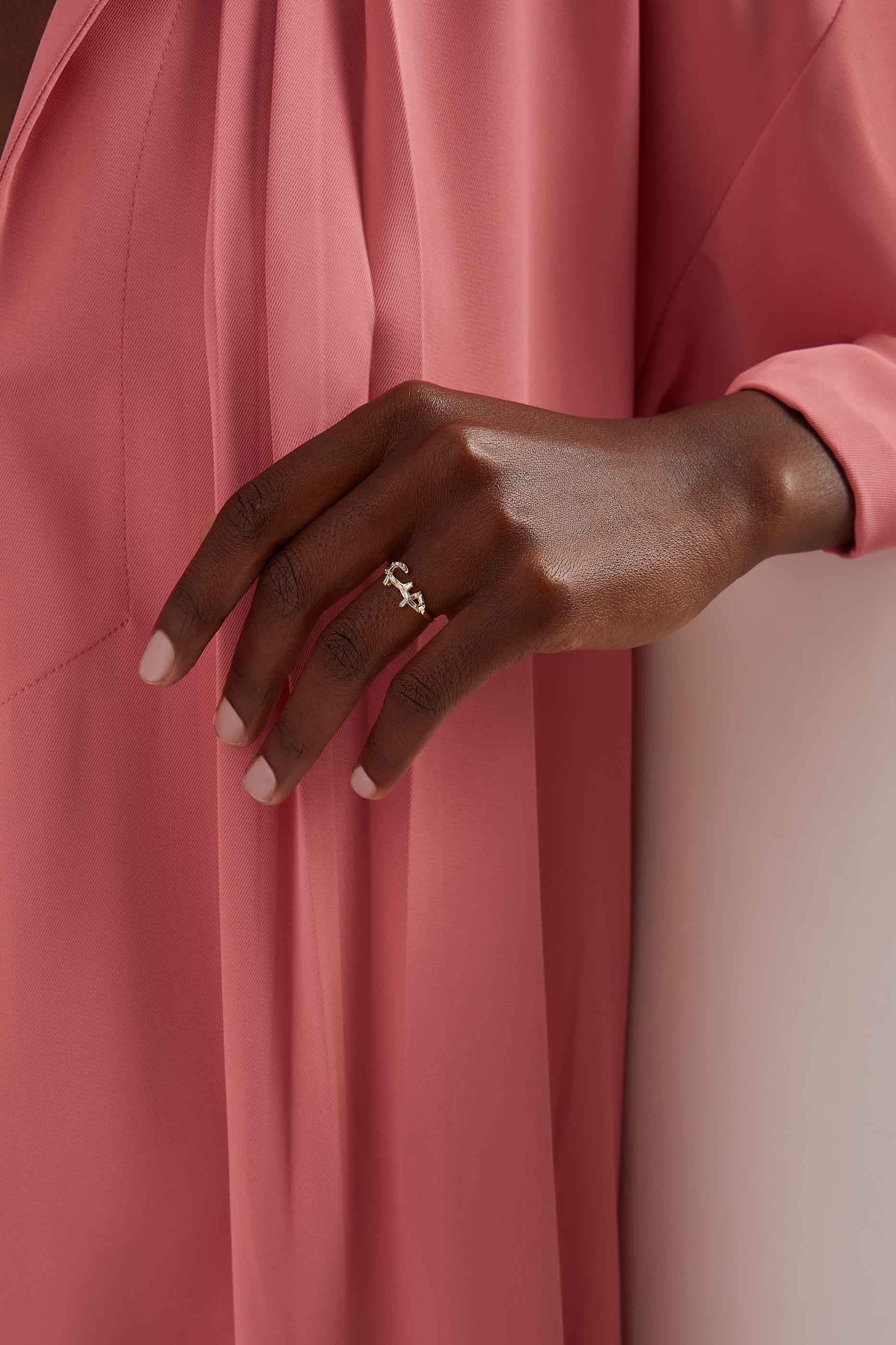 خاتم بتصميم كلمة حب مرصع بالماس ذهب أصفر عيار 18