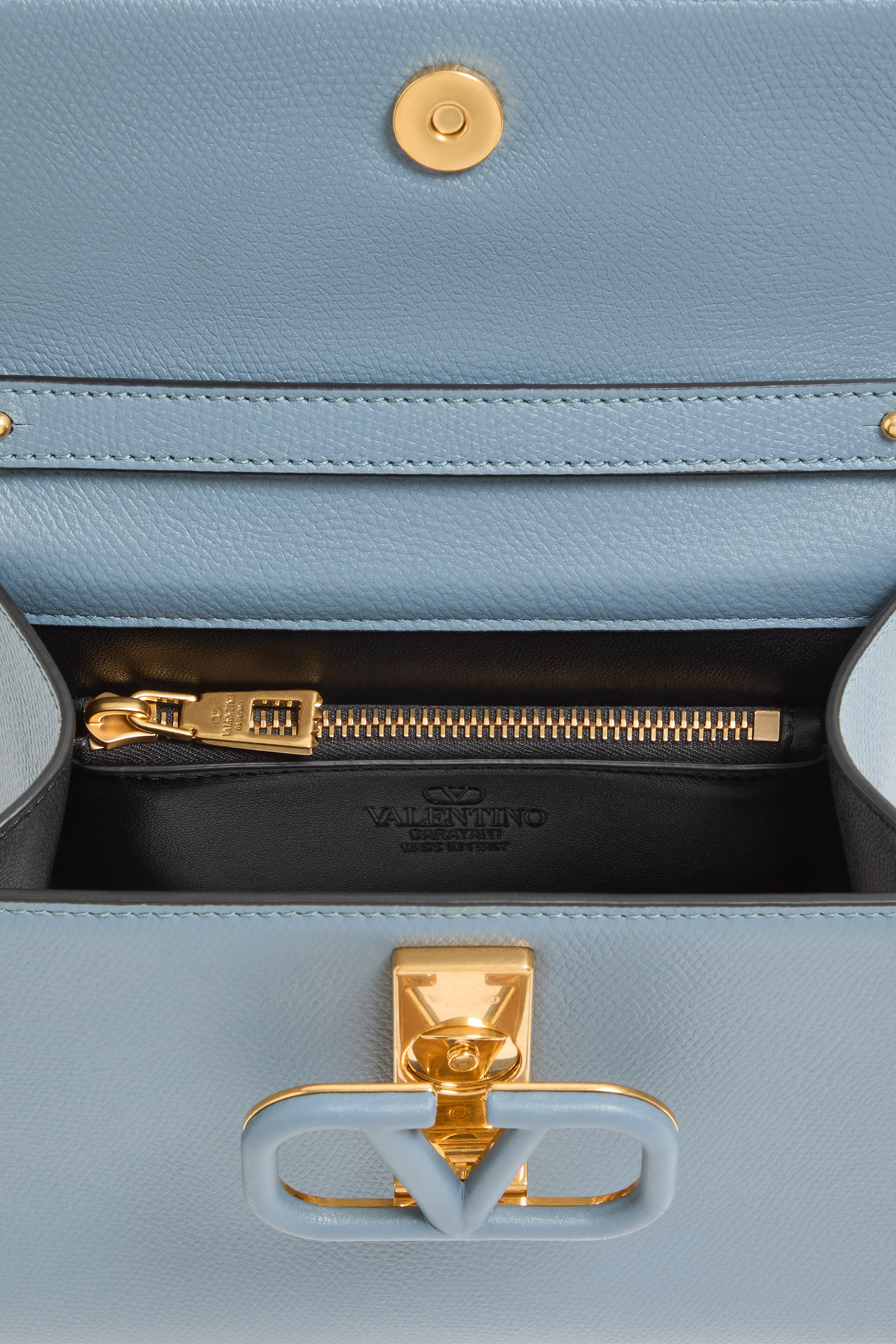 حقيبة يد  بتصميم ظرف بشعار حرف V جلد عجل بارز الملمس