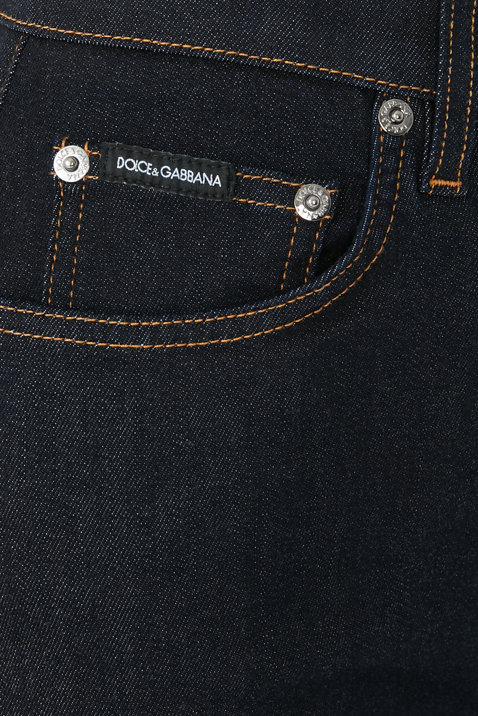 بنطال دنيم بقصة ضيقة وشعار الماركة