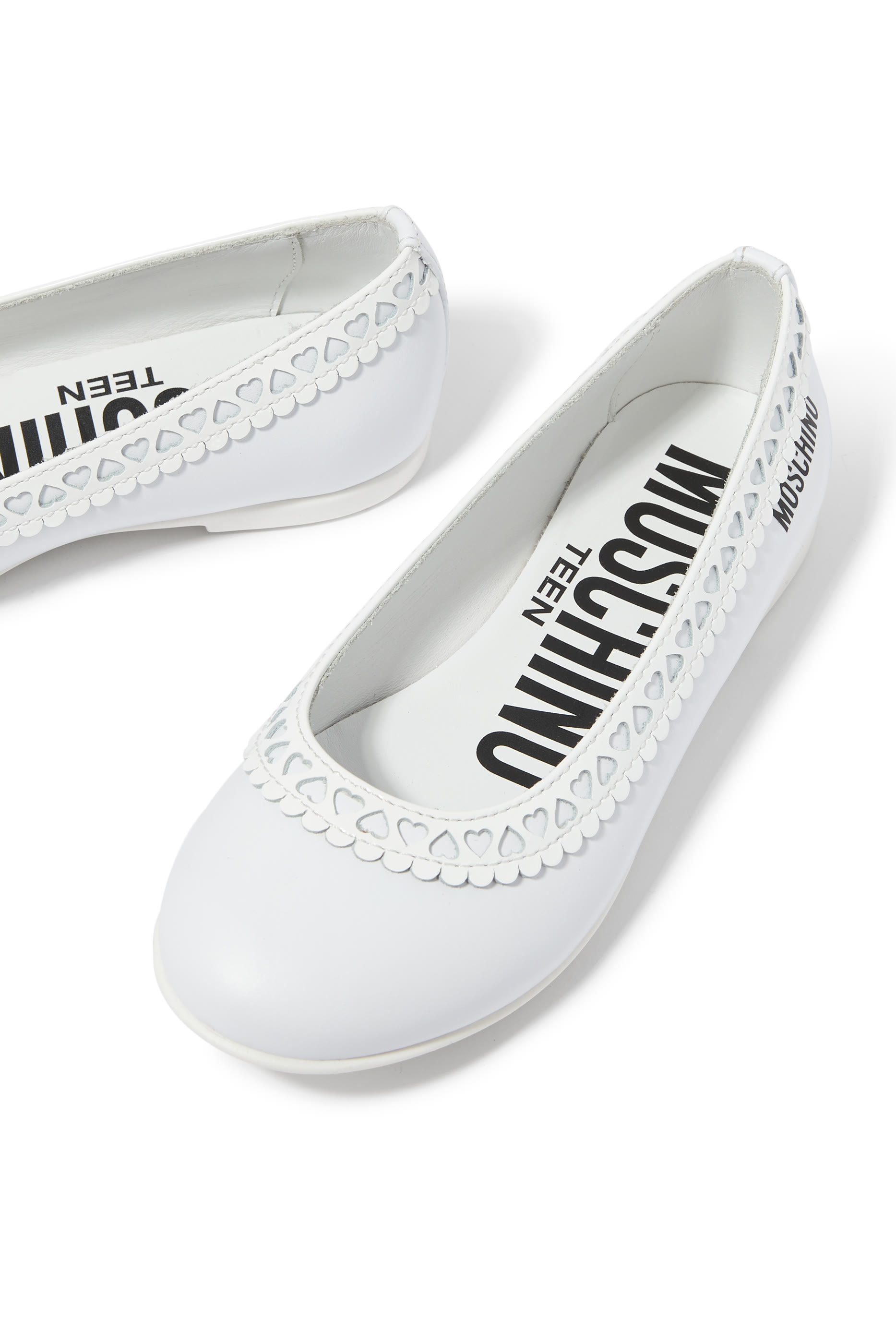 حذاء بالرينا بتفاصيل قلوب وشعار الماركة