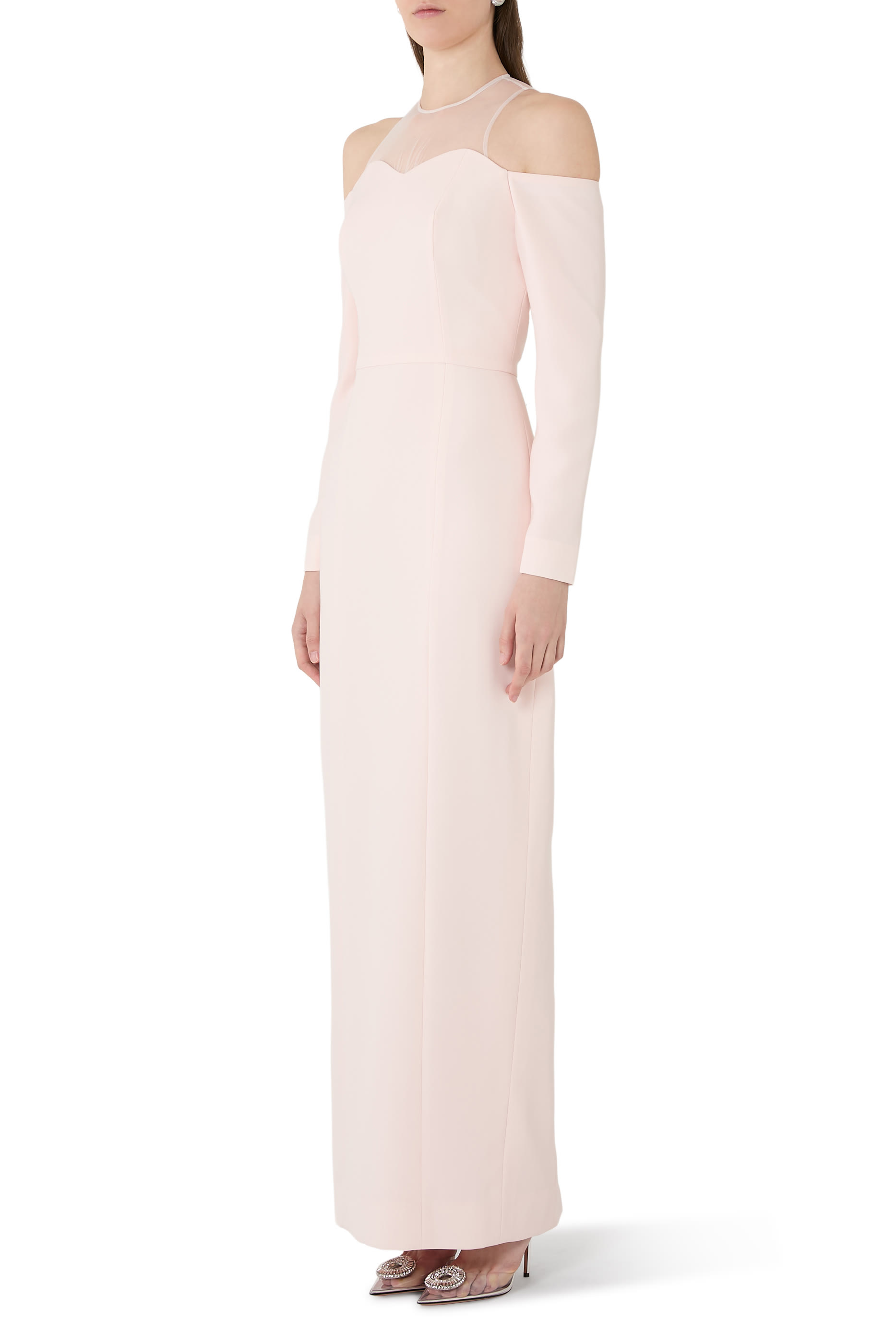 فستان سهرة بأكتاف مكشوفة وياقة شفافة