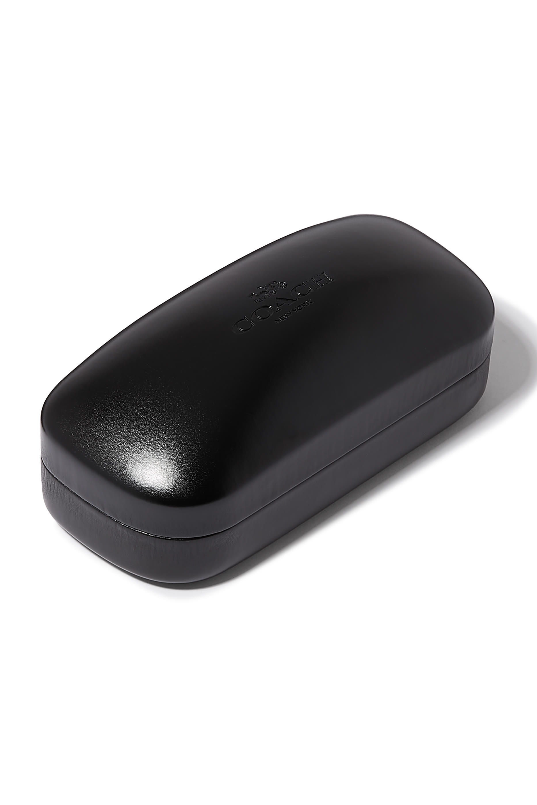 نظارة شمسية بإطار غير منتظم وشعار C منحوت على الذراعين