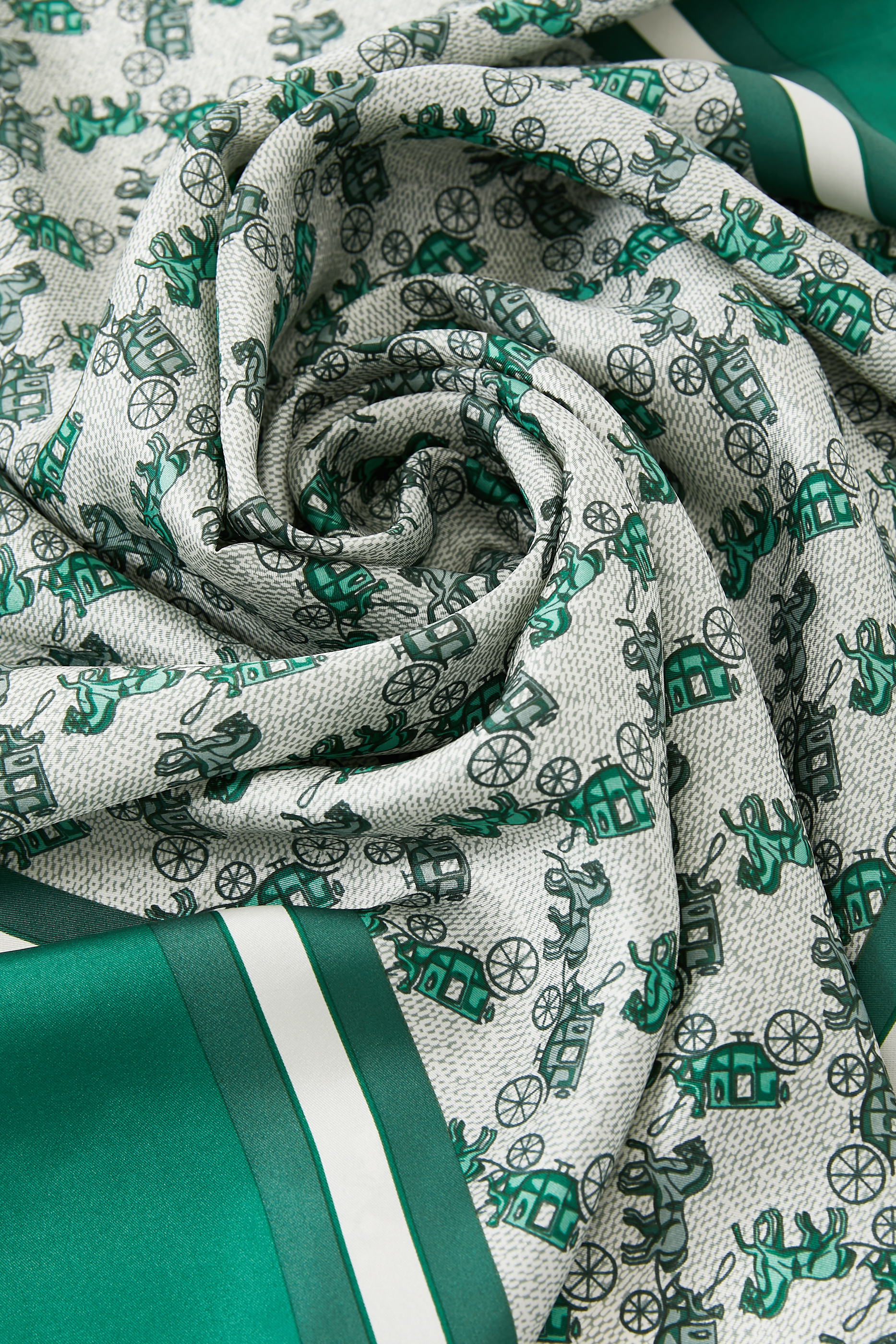 وشاح مربع بطبعة حصان وعربة حرير