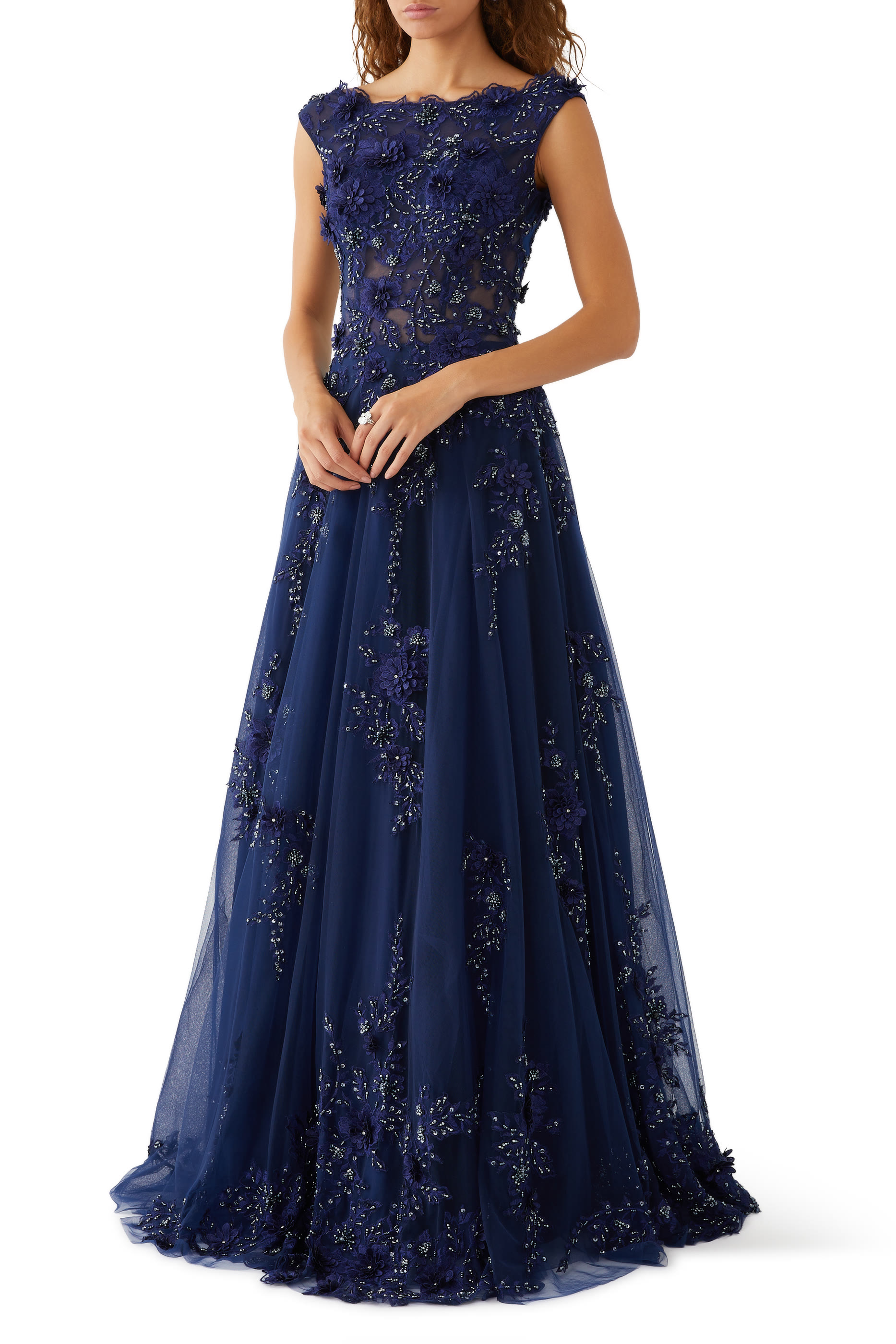 فستان سهرة طويل بلا أكمام