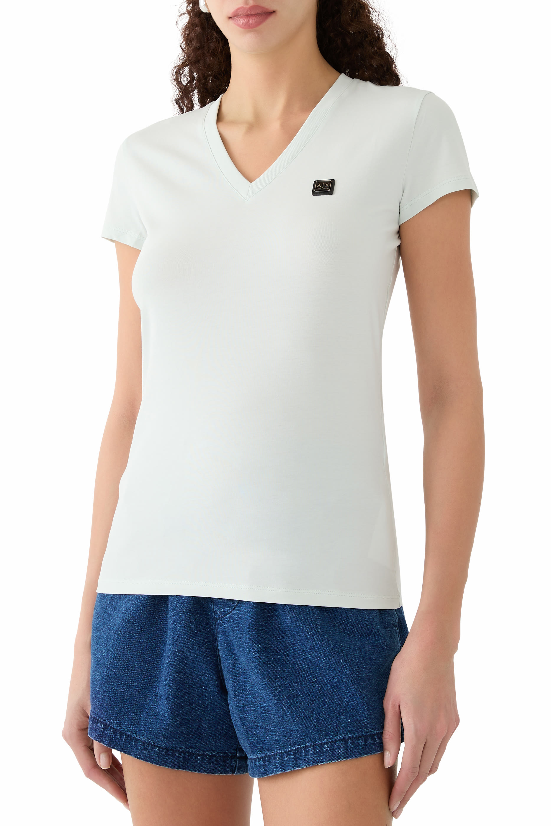 تيشيرت بياقة على شكل حرف V وشعار الماركة