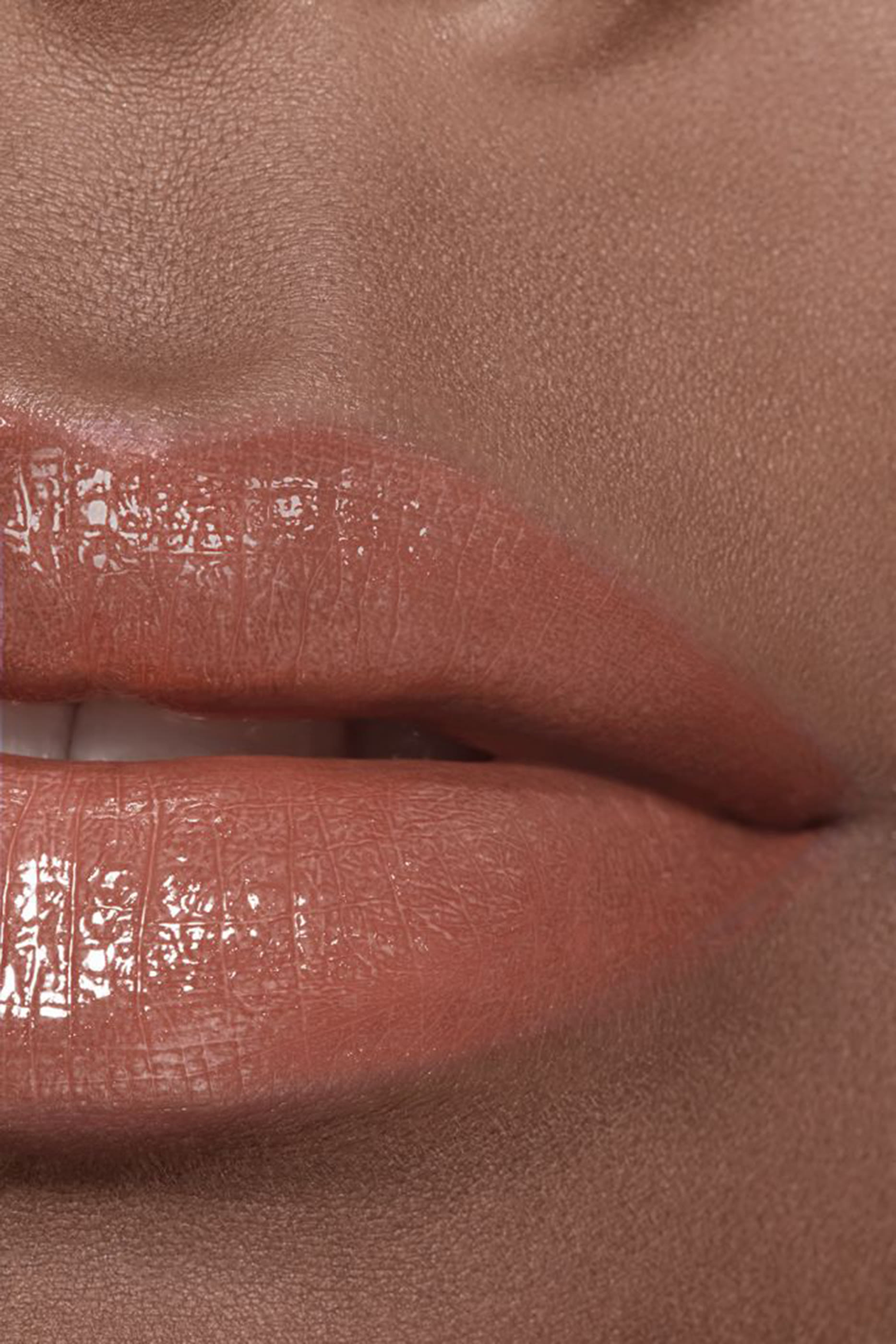 CHANEL ROUGE COCO BAUME بلسم بأصباغ مرطّب، بكثافة قابلة للزيادة لشفاه أكثر جمالًا يومًا بعد يوم.