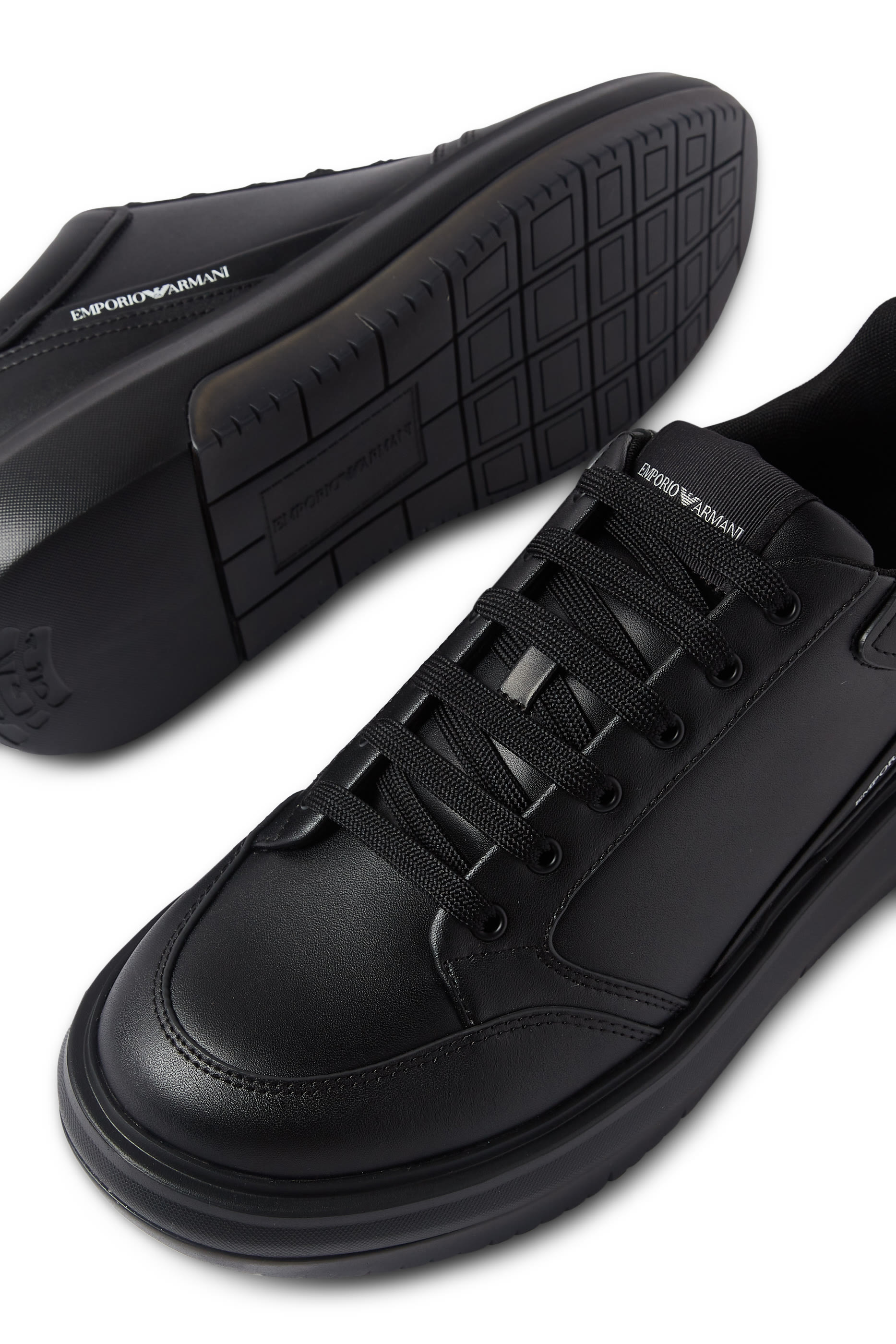 سنيكرز بشعار الماركة على الجانب جلد