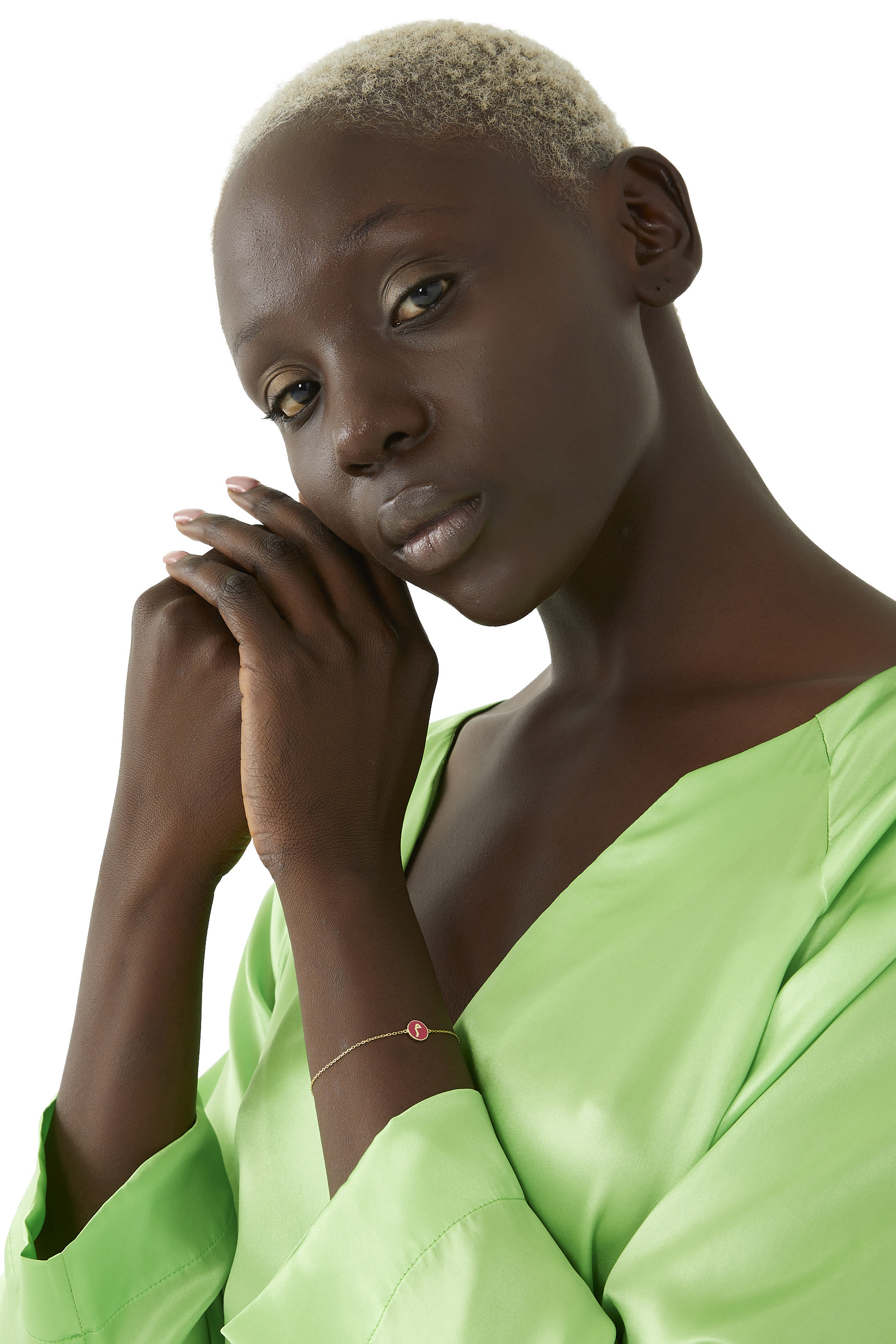 سوار اولى بتصميم عين مستديرة على شكل حرف م ذهب أصفر عيار 18