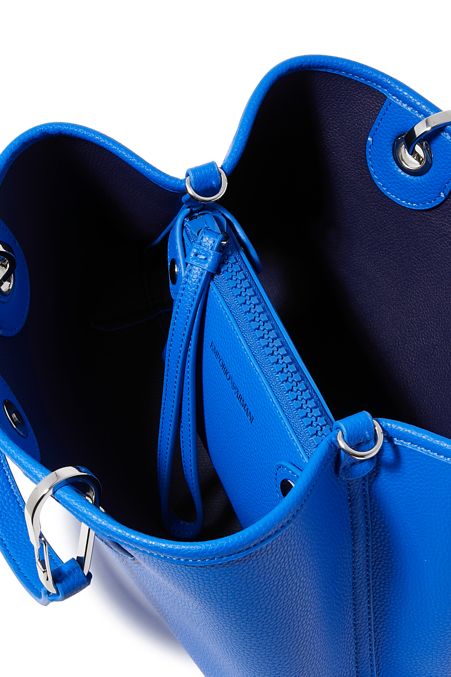 حقيبة يد مزينة بشعار الماركة