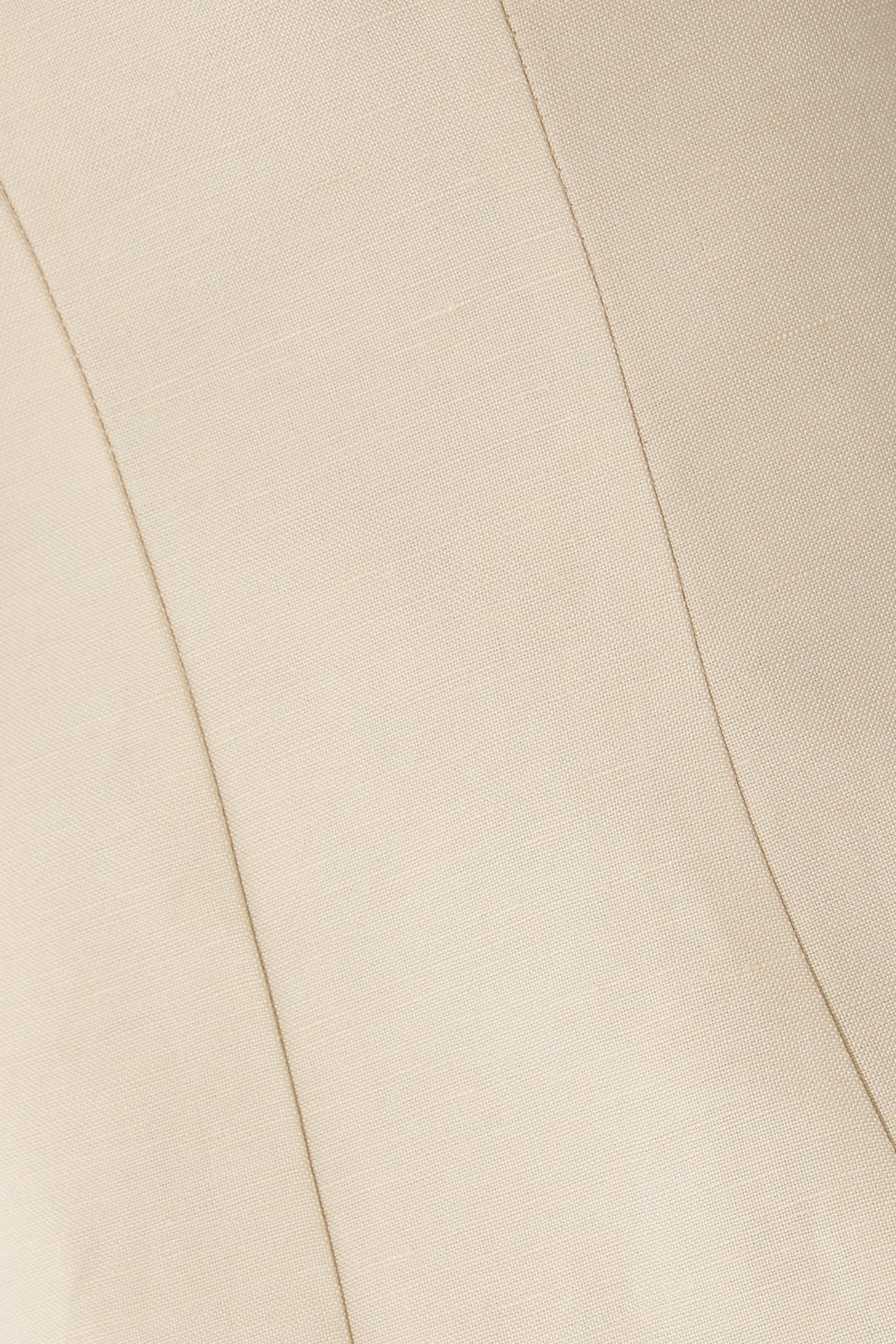 بلوزة جيجي بتصميم مشد بلا أكمام