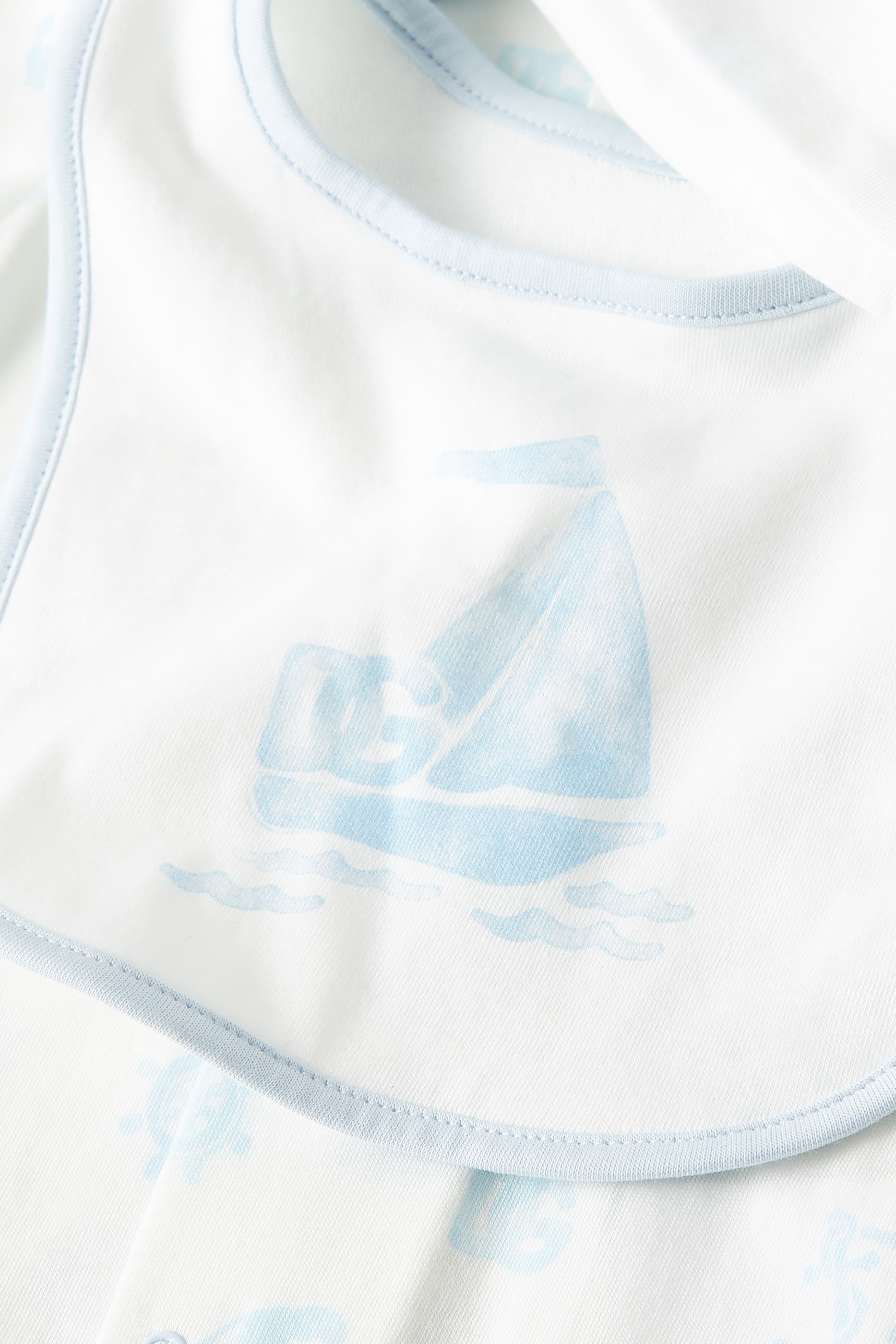 طقم بودي سوت وقبعة بيني ومريلة بطبعة للأطفال