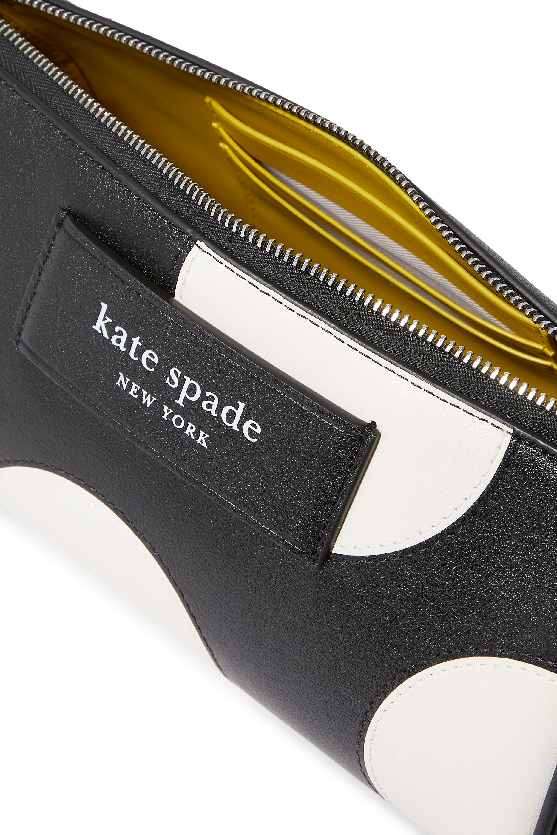 حقيبة صغيرة بشعار الماركة