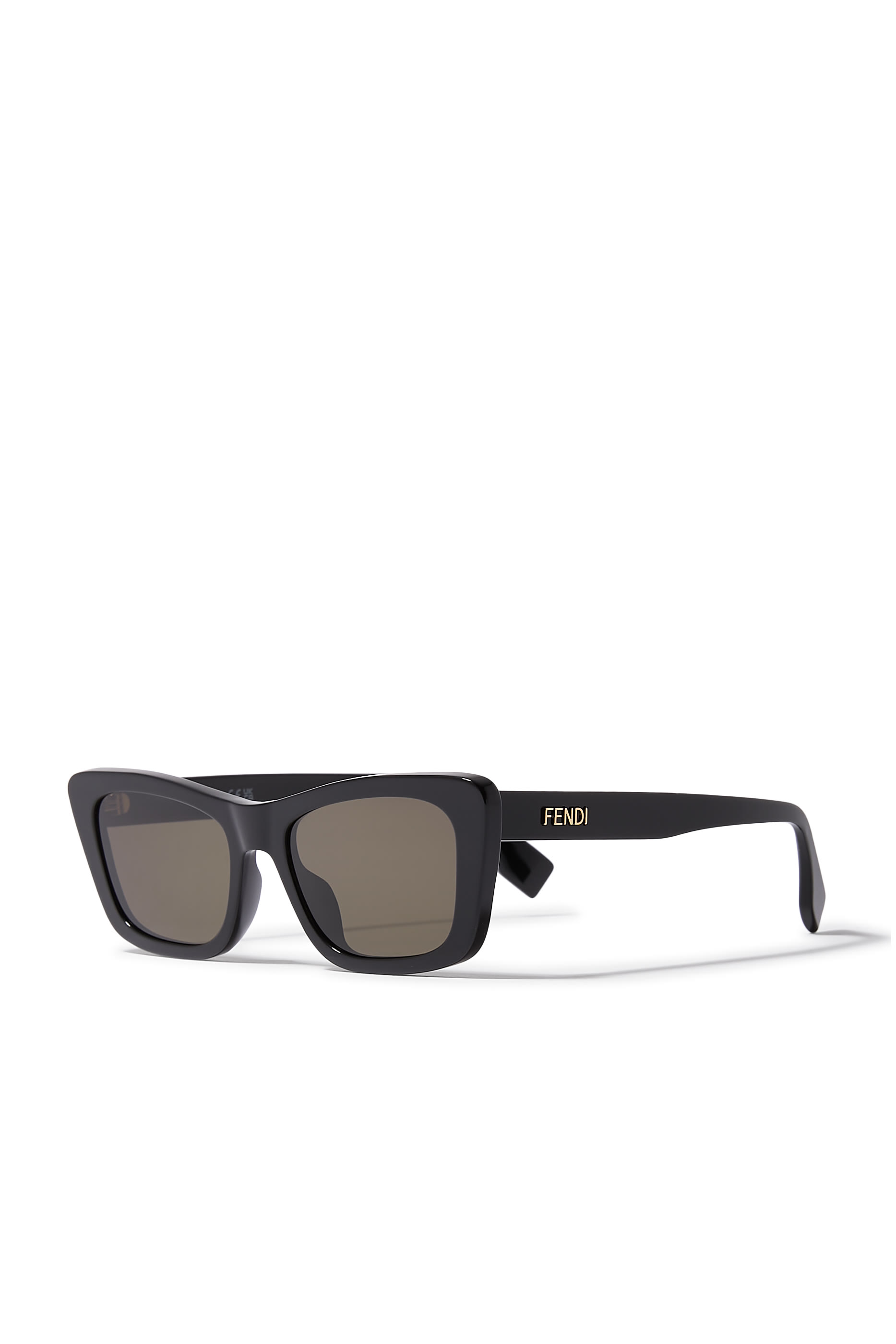 نظارة شمسية بإطار هندسي مزينة بشعار الماركة