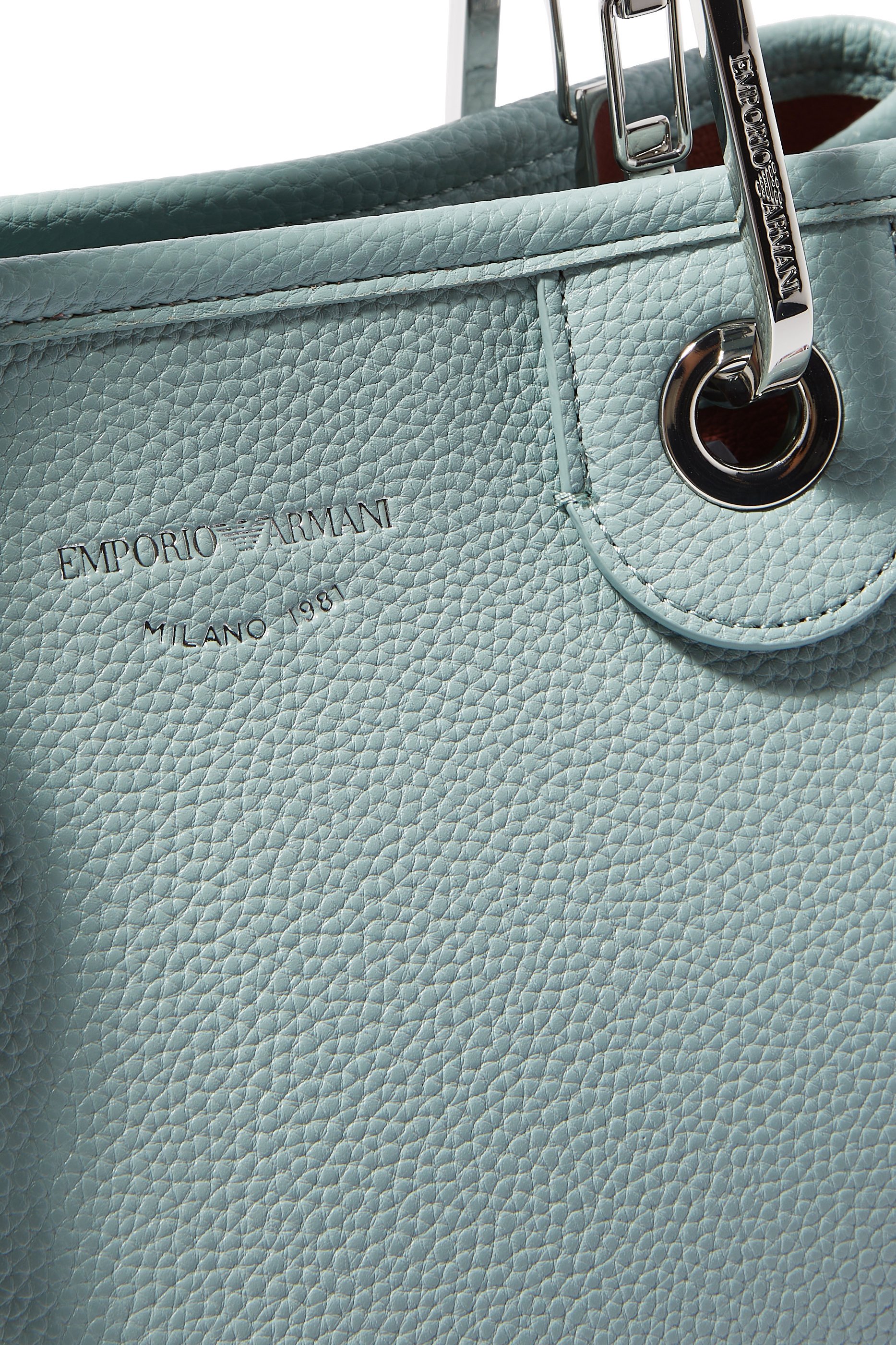 حقيبة صغيرة بطبعات بارزة بشعار الماركة