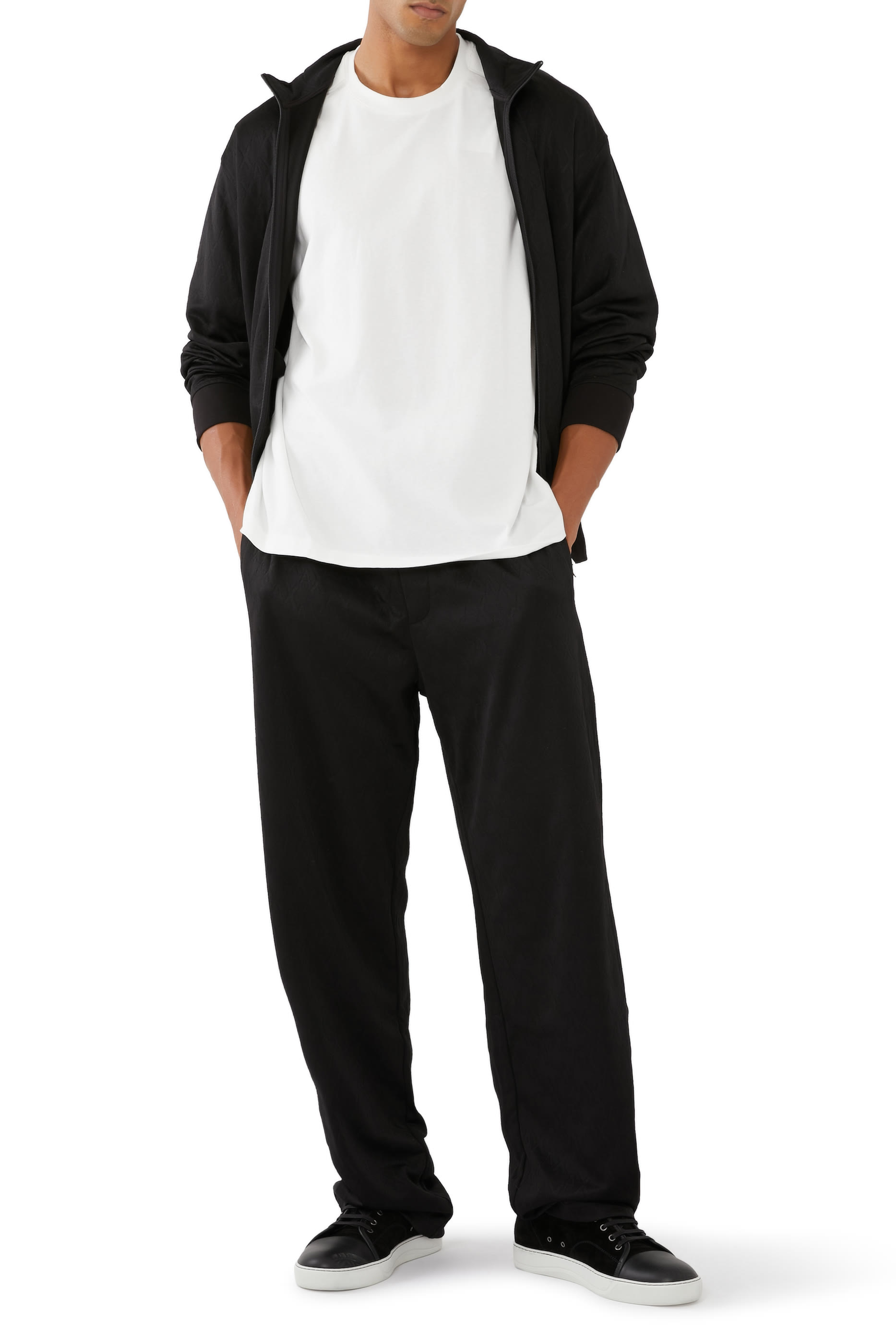 تيشيرت بياقة ضيقة وبحروف شعار الماركة