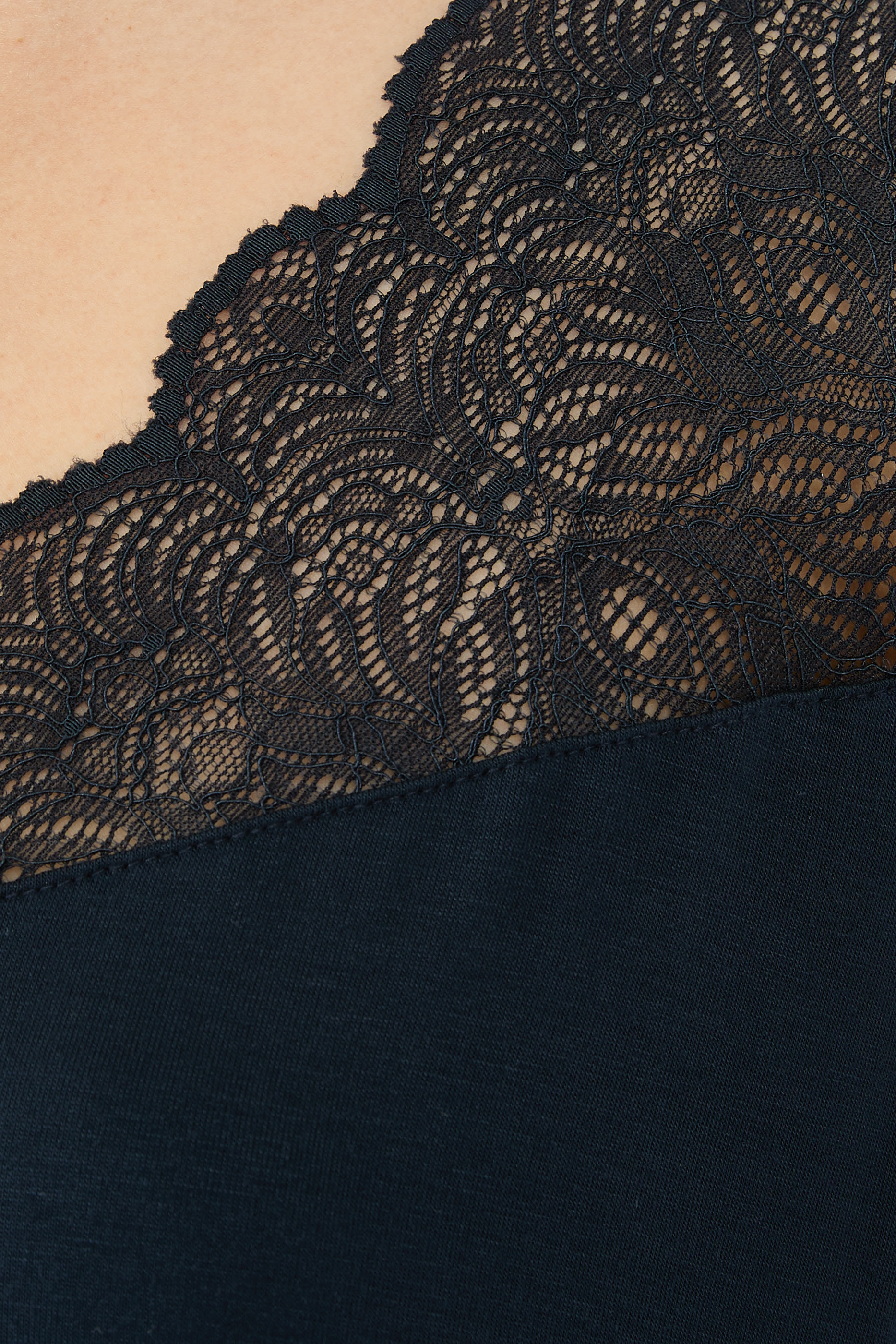 طقم بيجامة جيرسيه بتفاصيل دانتيل