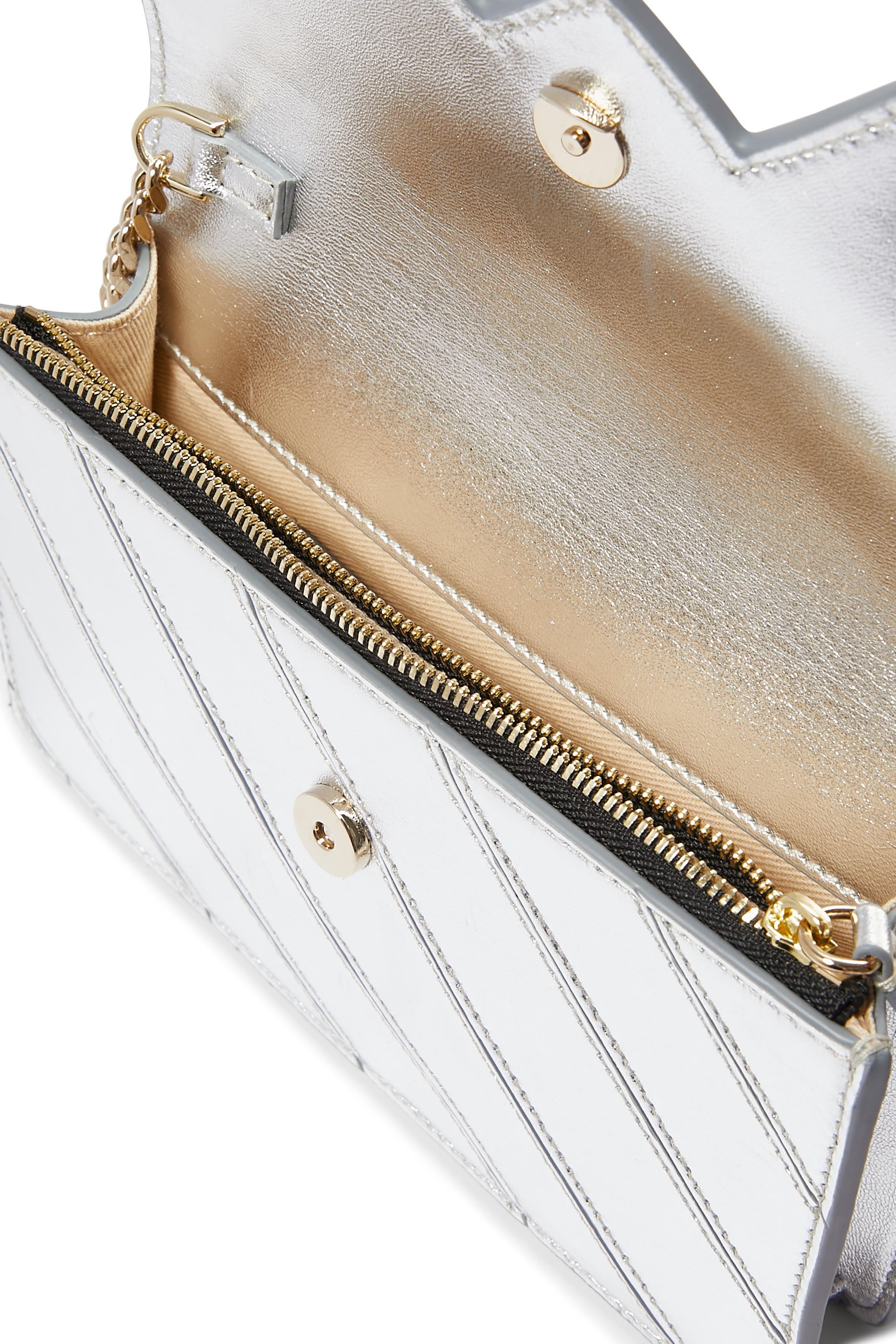 محفظة بتصميم مموج وسلسلة جلد لامع