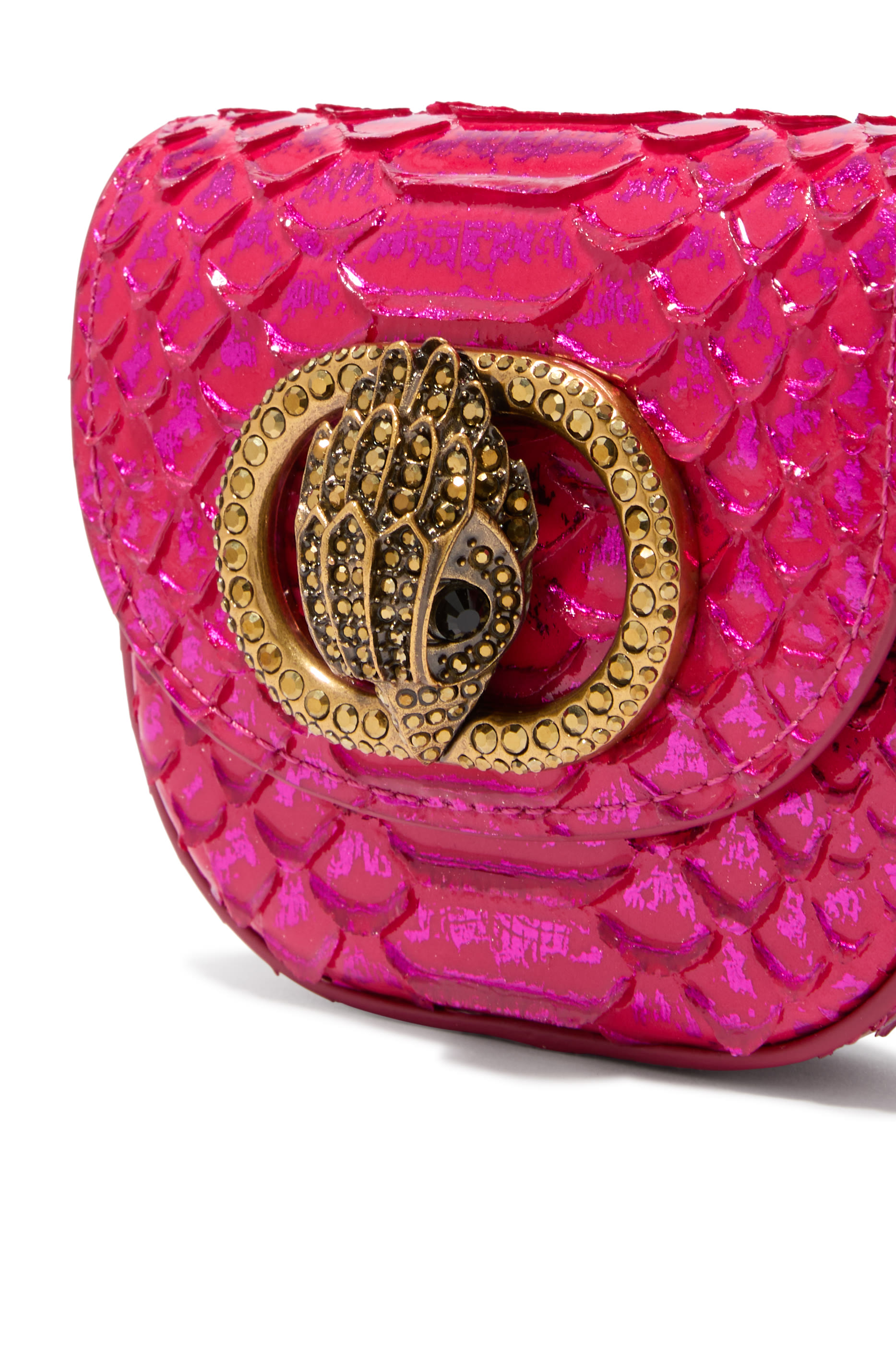 حقيبة كروس بودي تشيلسي صغيرة بحلية شعار الماركة