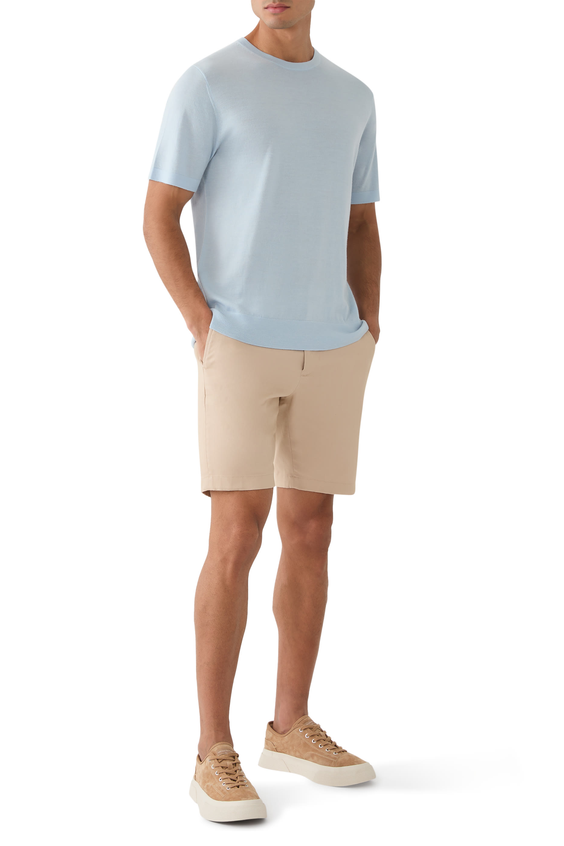 تيشيرت بقصة كلاسيكية وياقة ضيقة