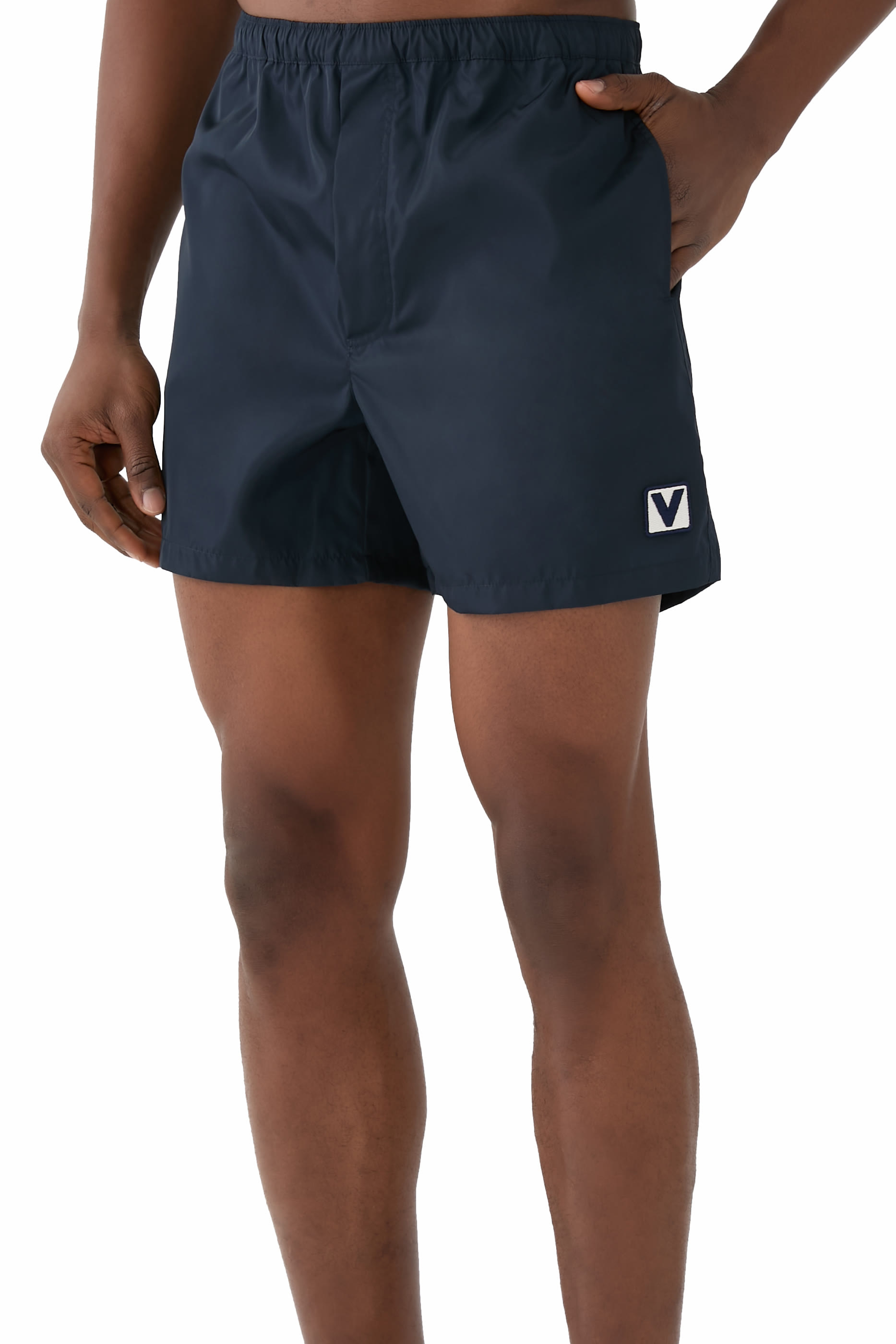 شورت بشعار الماركة