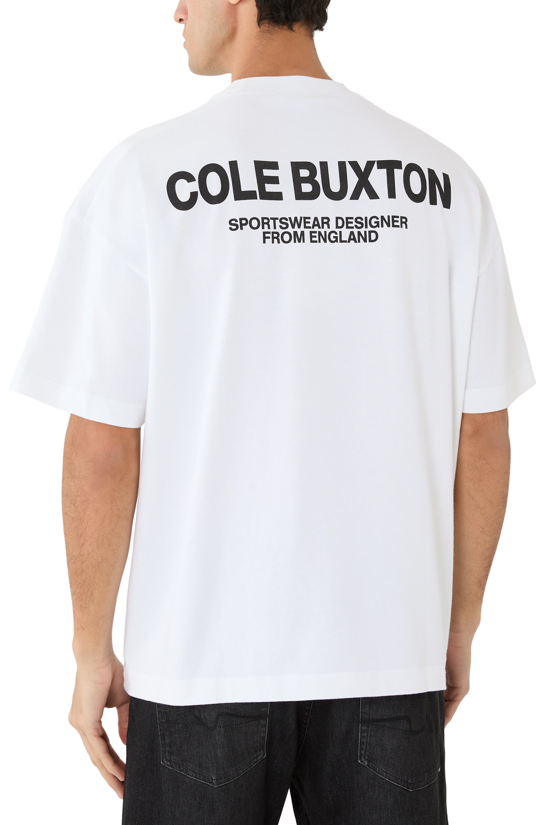 تيشيرت بشعار الماركة من تشكيلة الملابس الرياضية