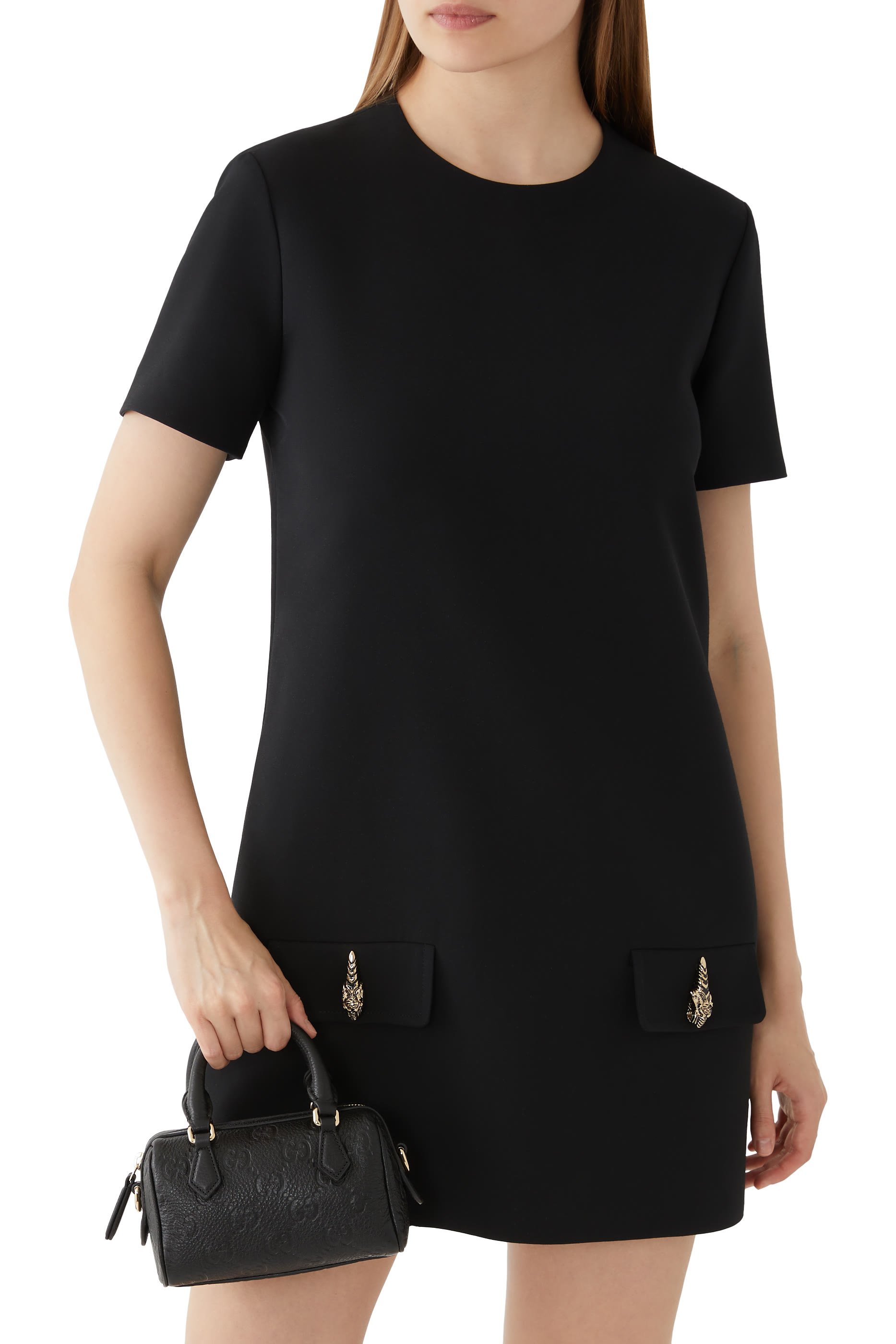 حقيبة صغيرة جدا بيد علوية بنقشة حرفي شعار الماركة