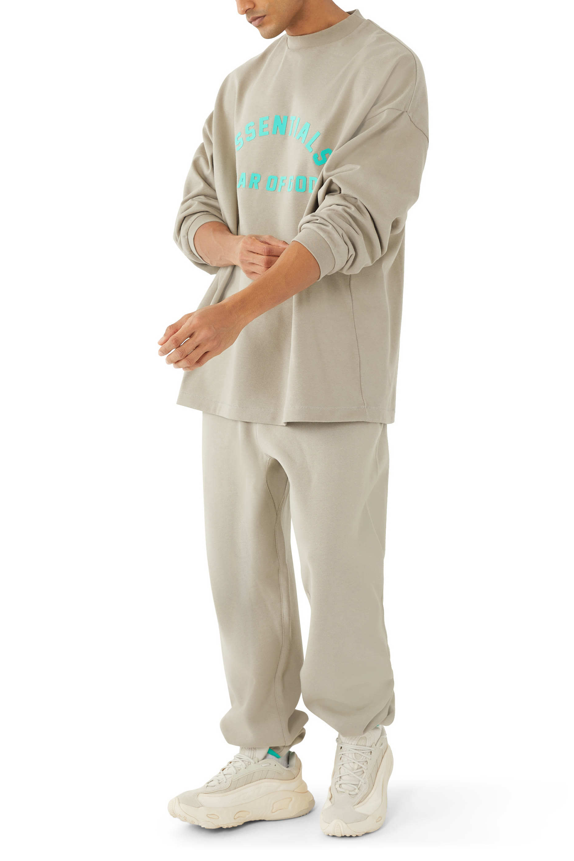 تيشيرت بأكمام طويلة وياقة ضيقة