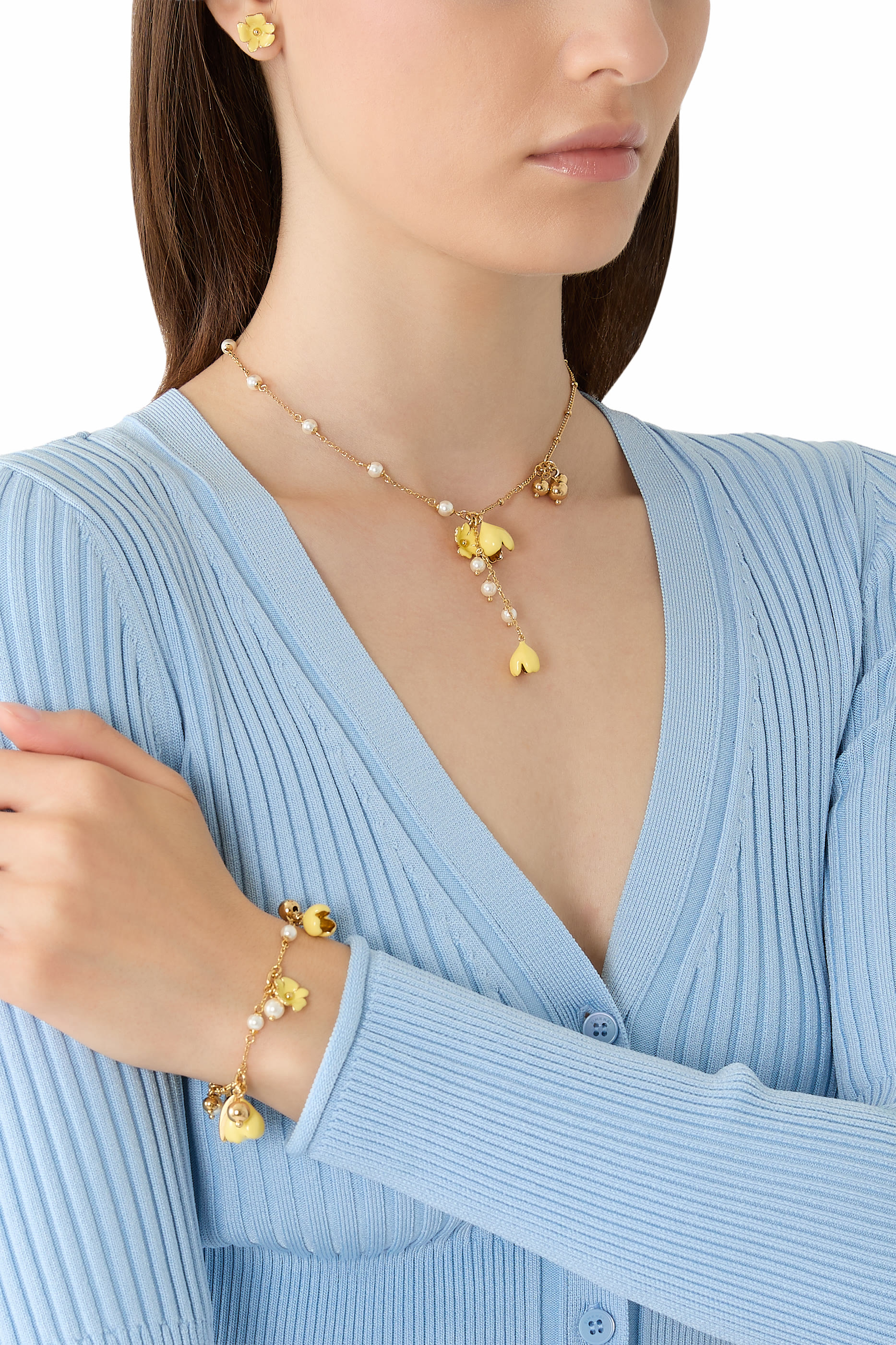 أقراط بتصميم زهرة بمينا وقفل تيتانيوم 