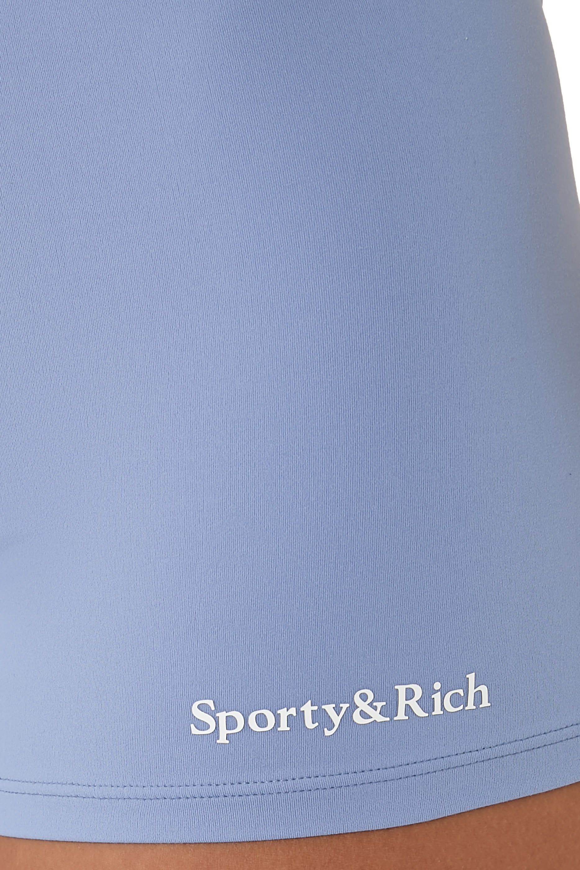 شورت رياضي بشعار الماركة بخط سيريف