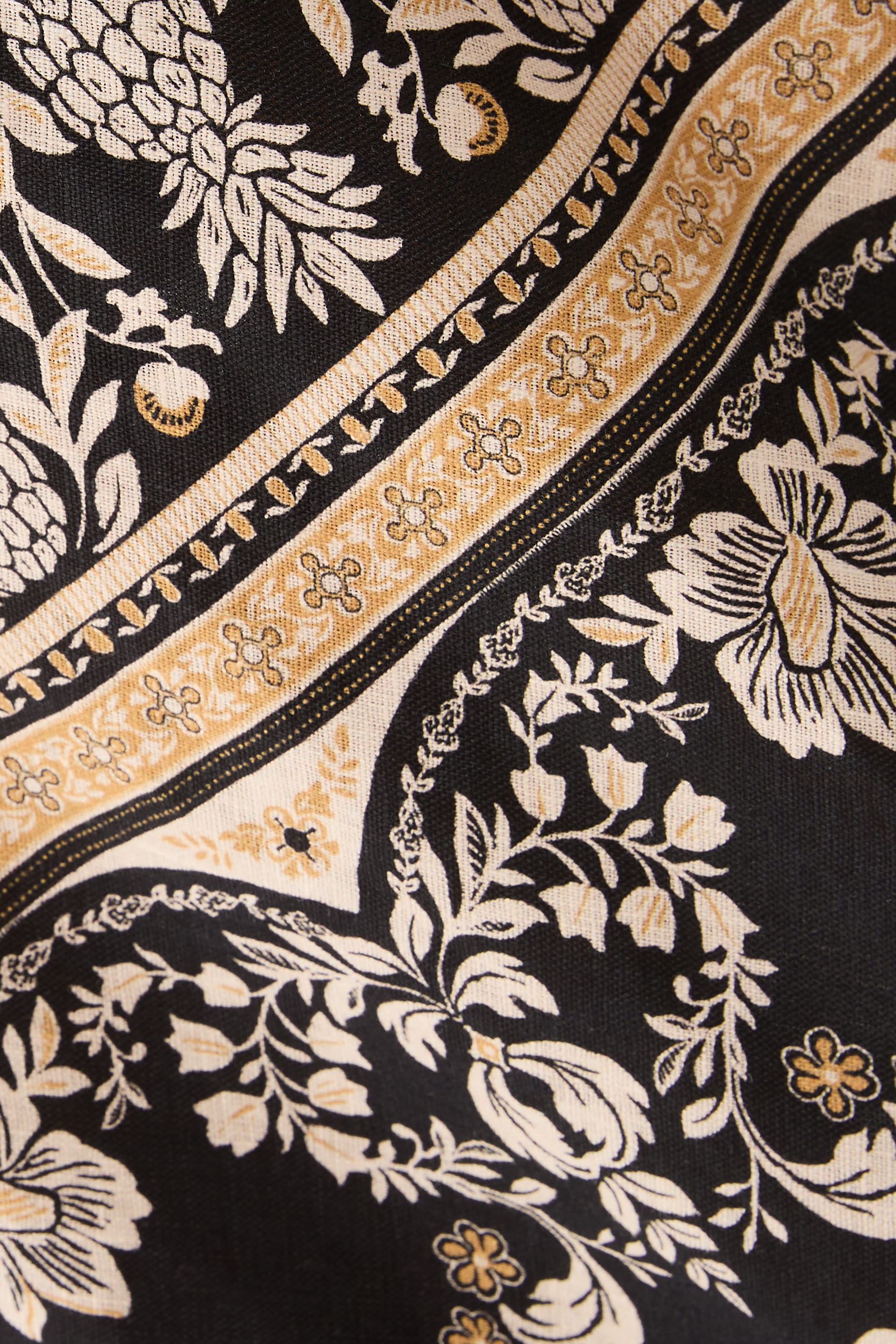 قميص بالنس بياس