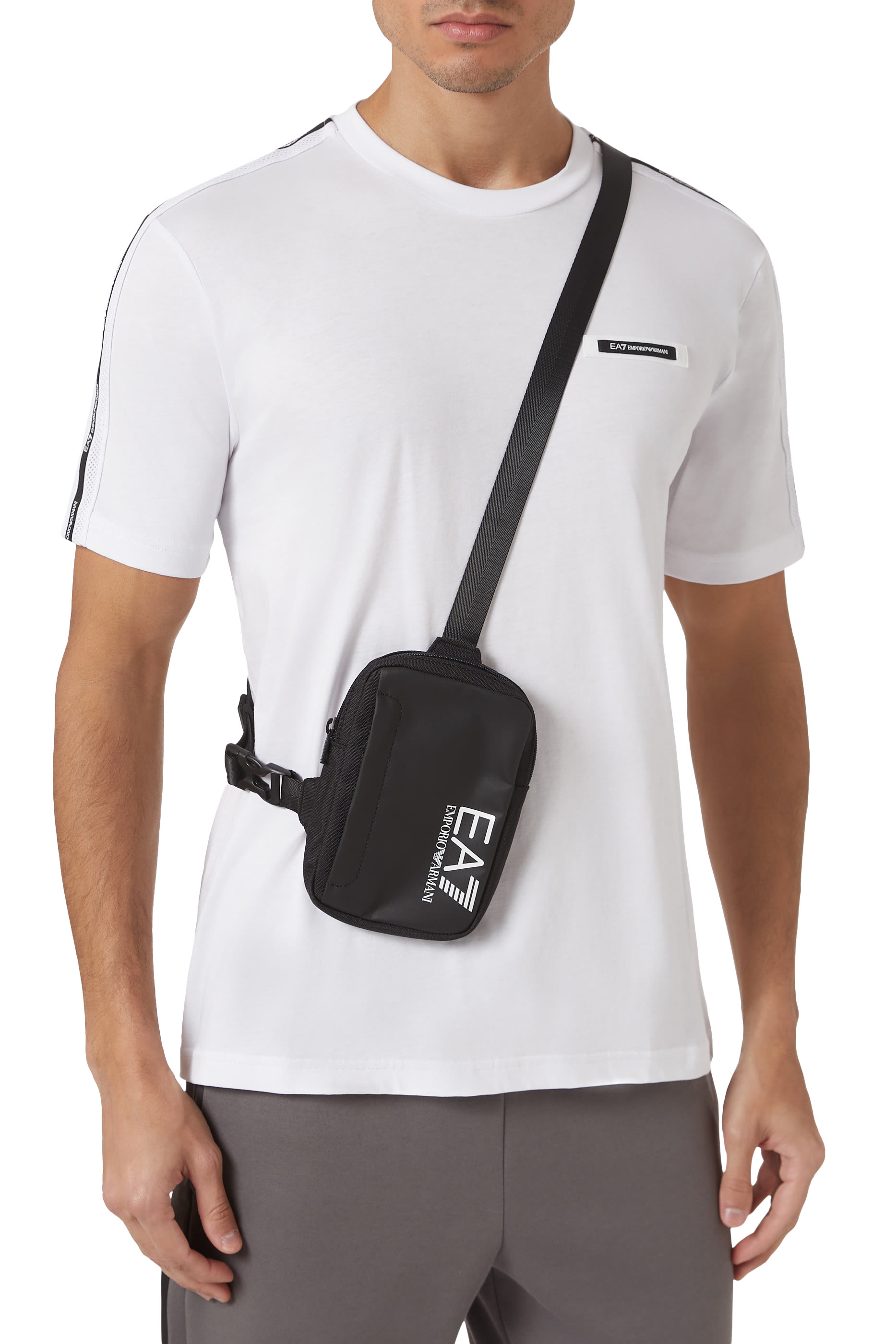 حقيبة كروس بودي بشعار الماركة