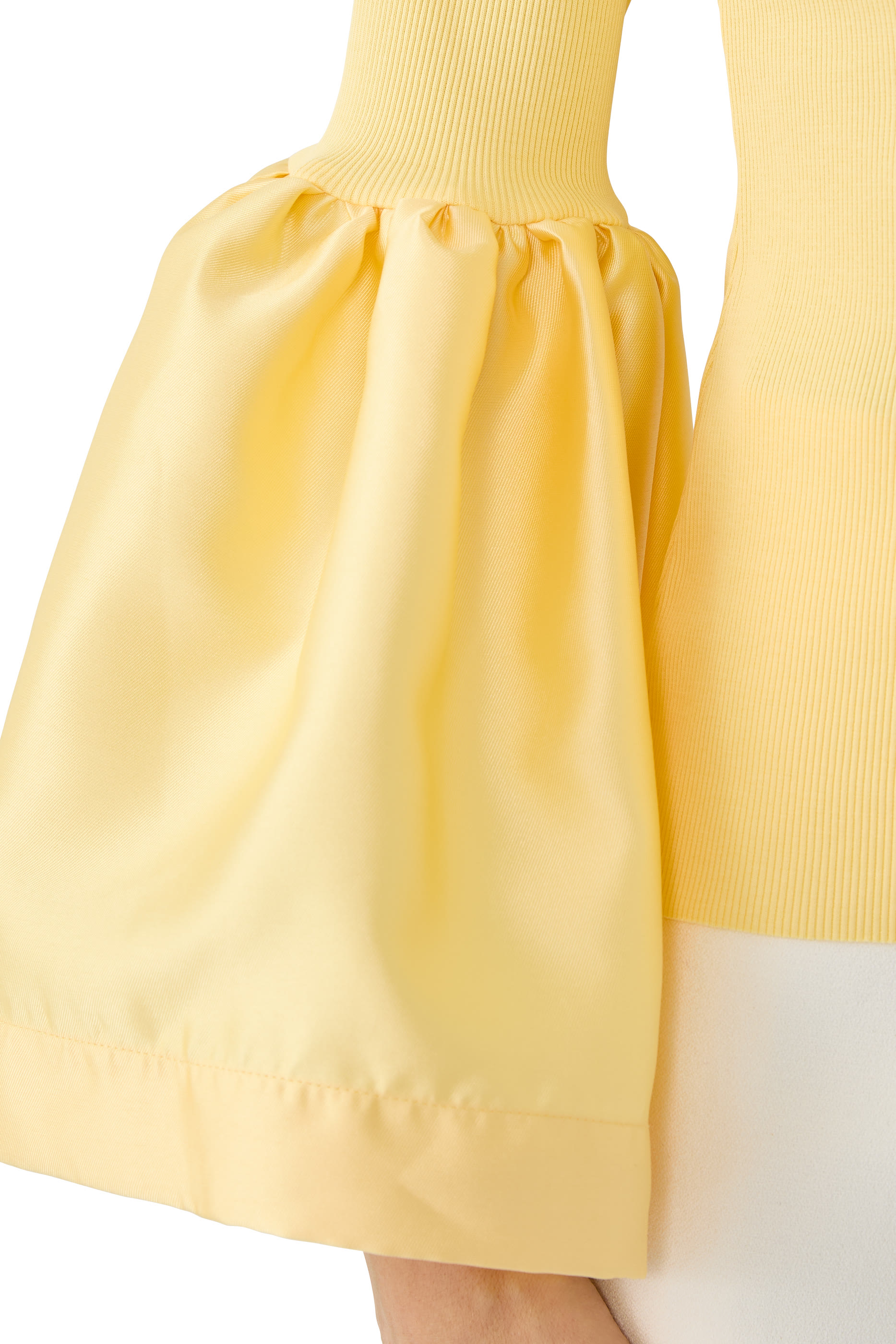 بلوزة بأكمام منفوخة وياقة عالية