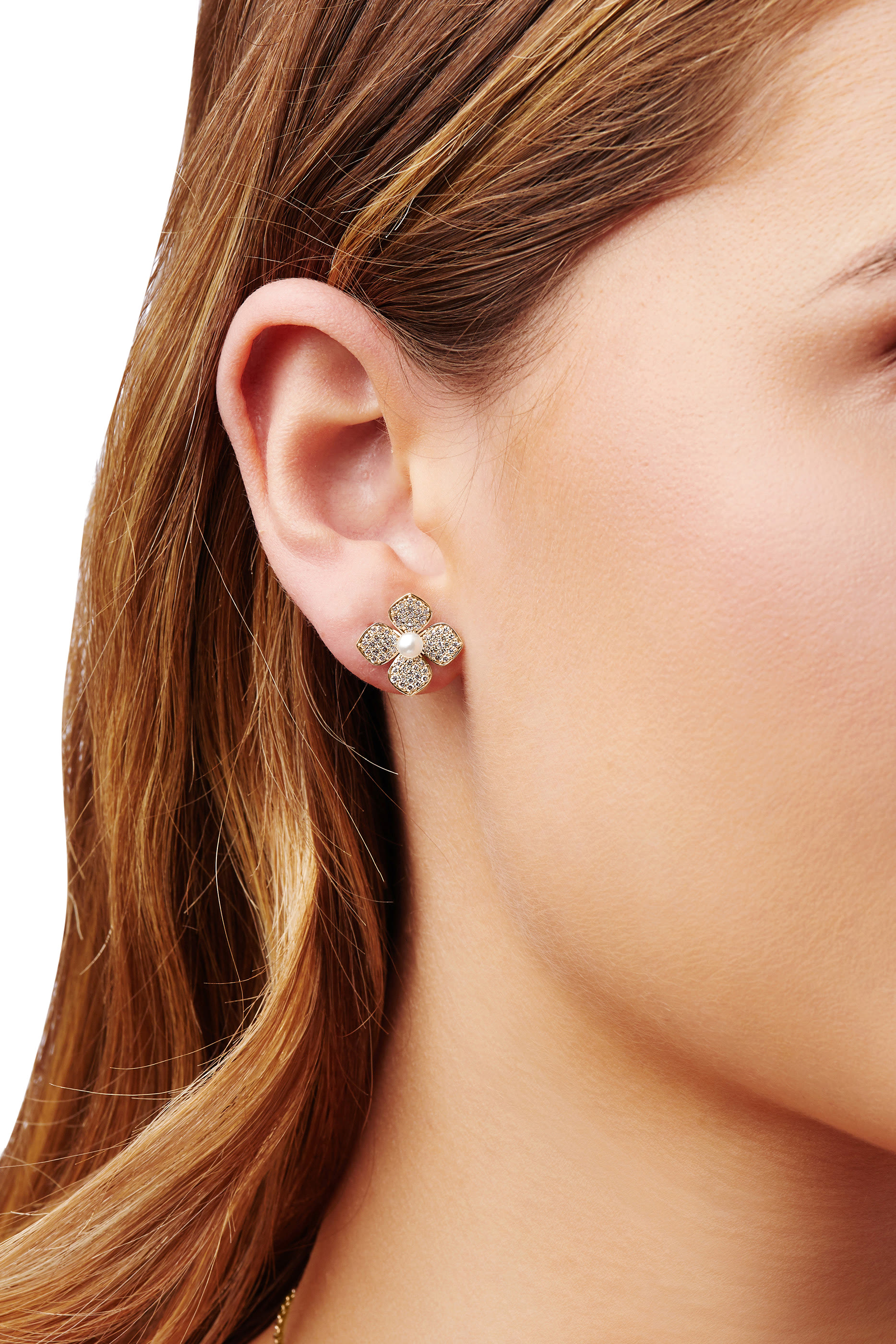 أقراط بتصميم بتلات مرصعة بالماس واللؤلؤ ذهب أصفر عيار 18