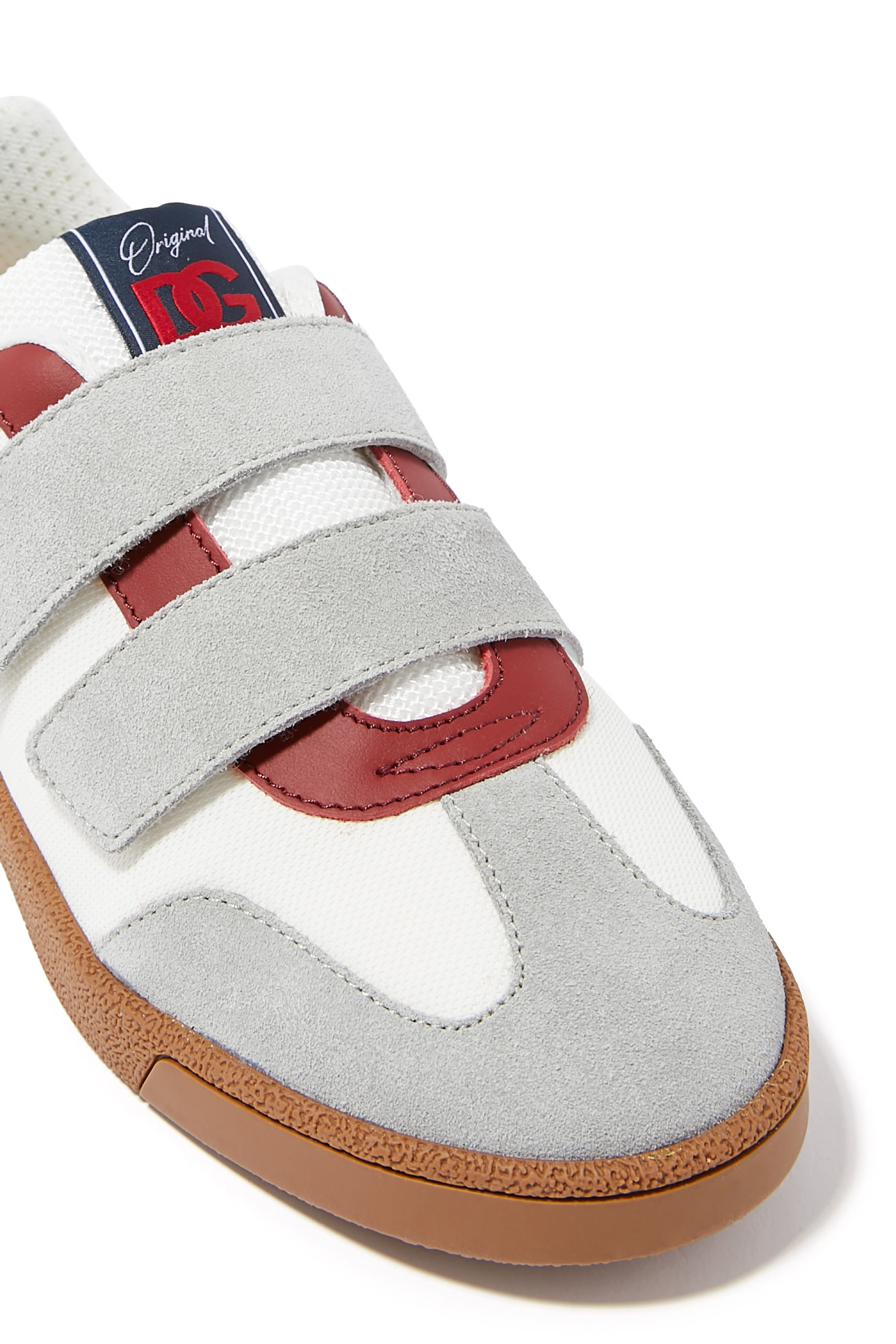 سنيكرز بكاحل منخفض وشعار الماركة