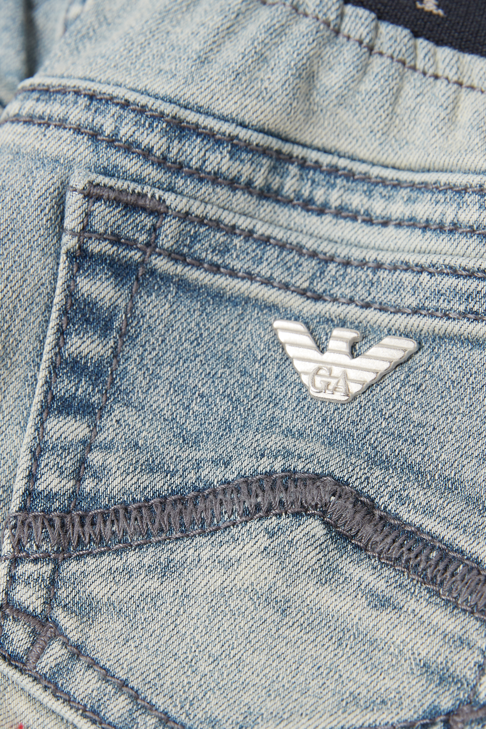 بنطال جينز دينم بشعار الماركة على الخصر