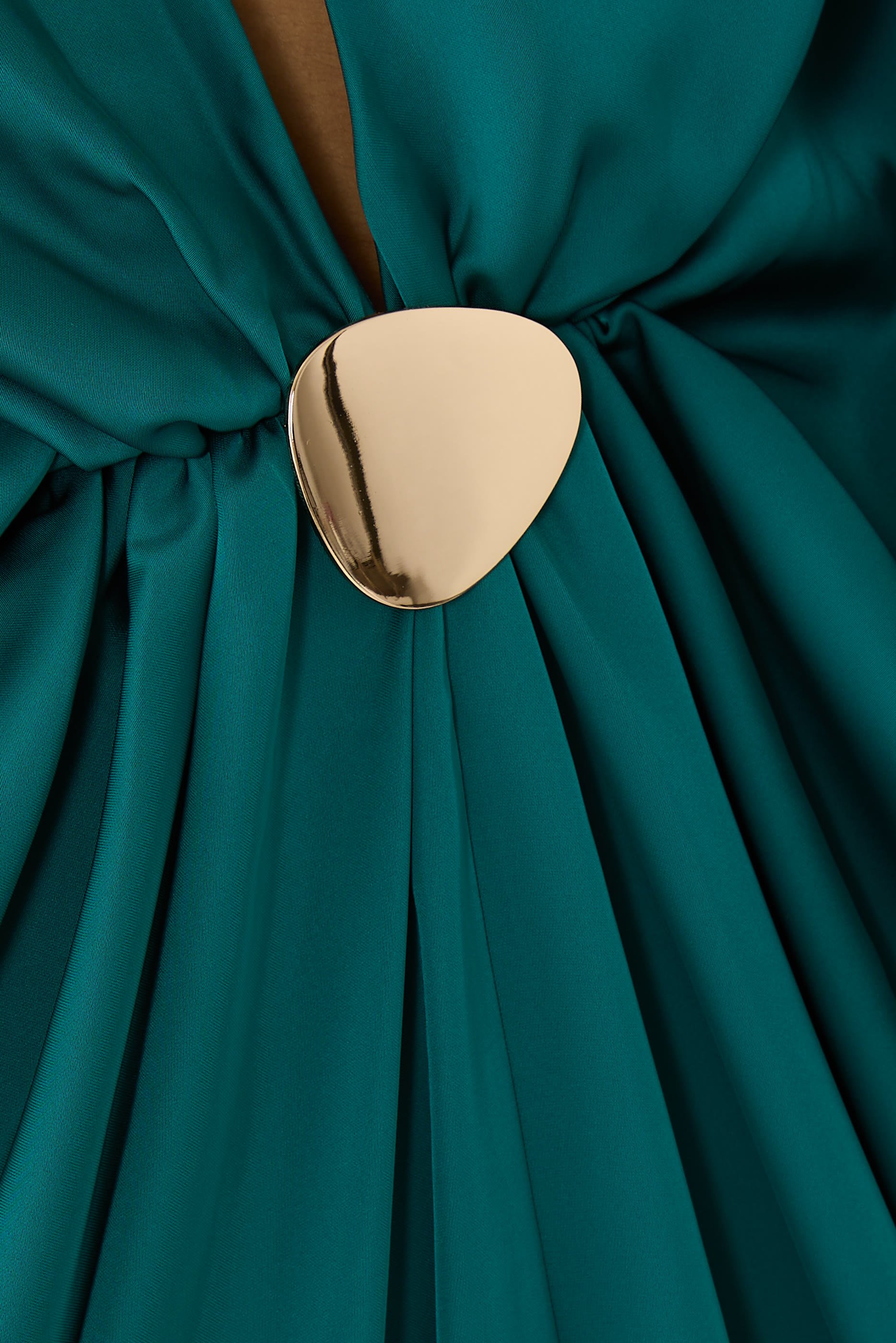 فستان تينا طويل بياقة عميقة ساتان مطرز