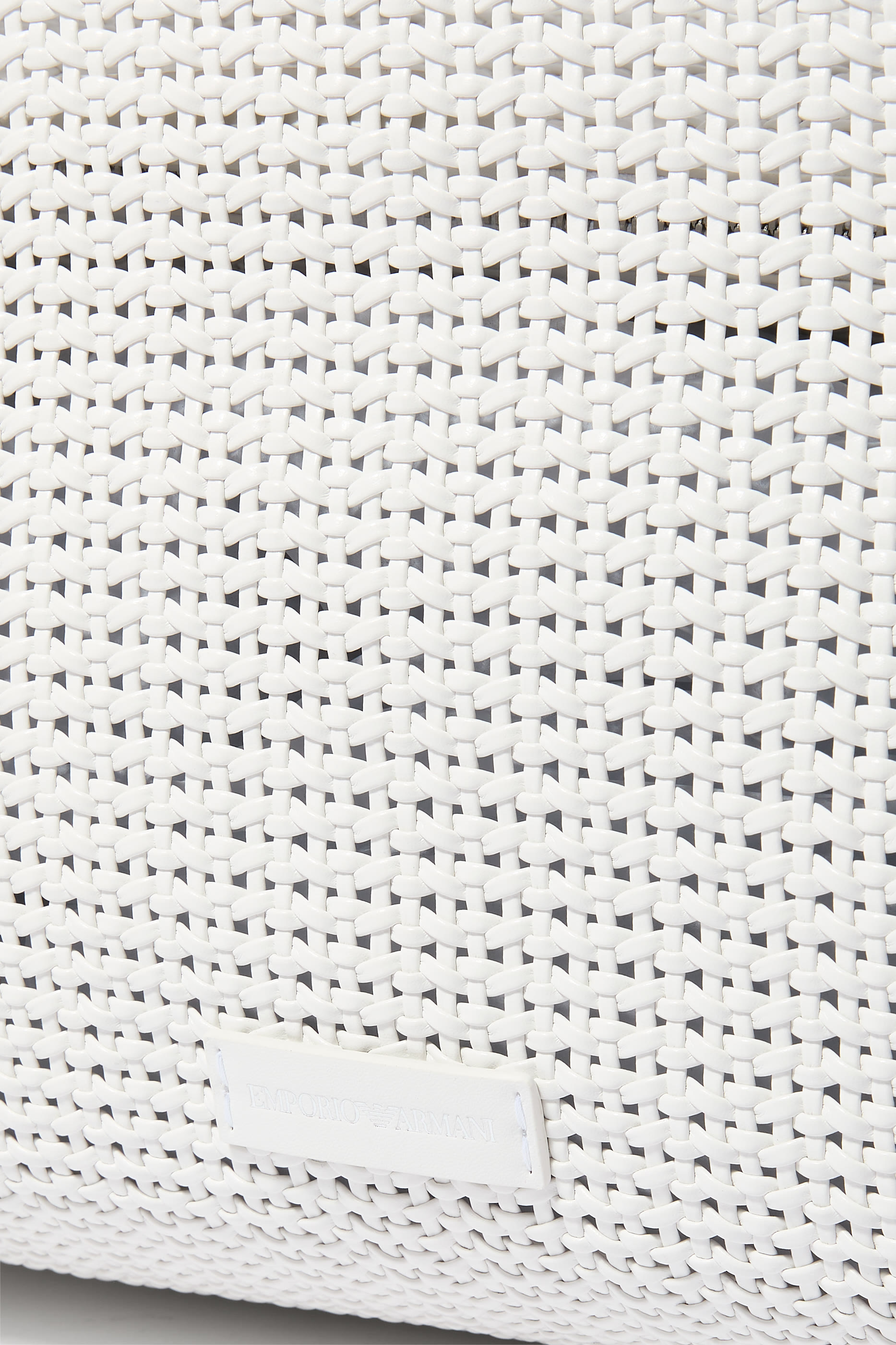 حقيبة يد مجدولة بشرابات