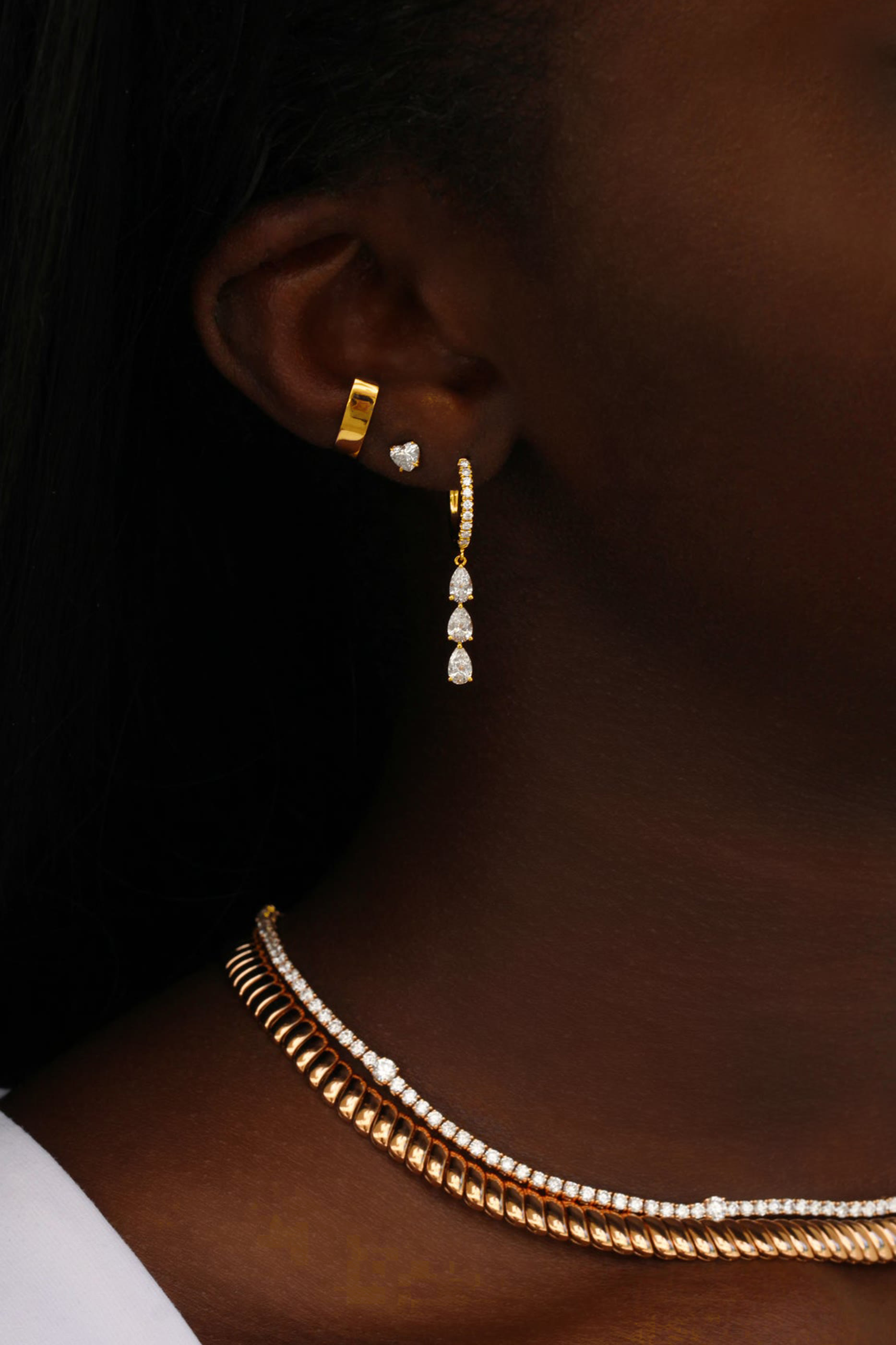 أقراط هاجي مرصعة بثلاث ماسات متدلية بتصميم كمثرى، ذهب أصفر عيار 18