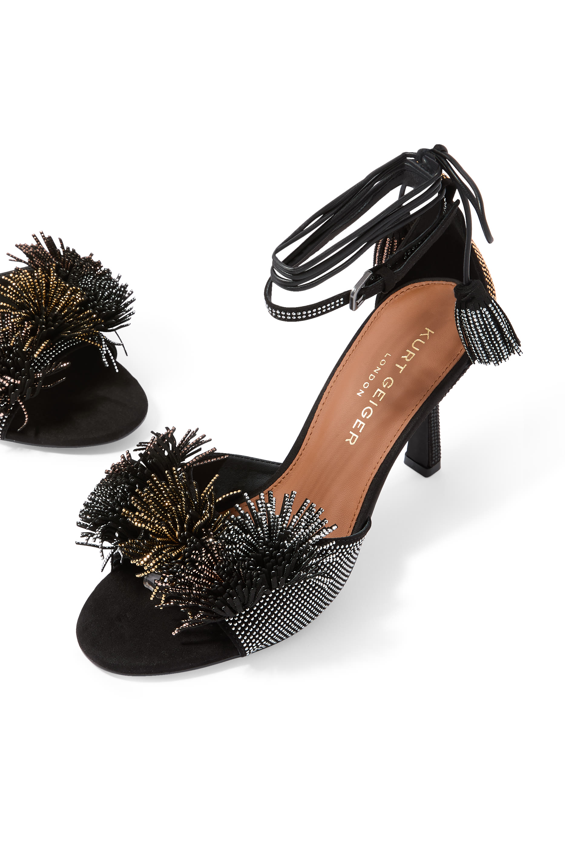 صندل بأربطة حول الكاحل 70 بزخارف بوم بوم