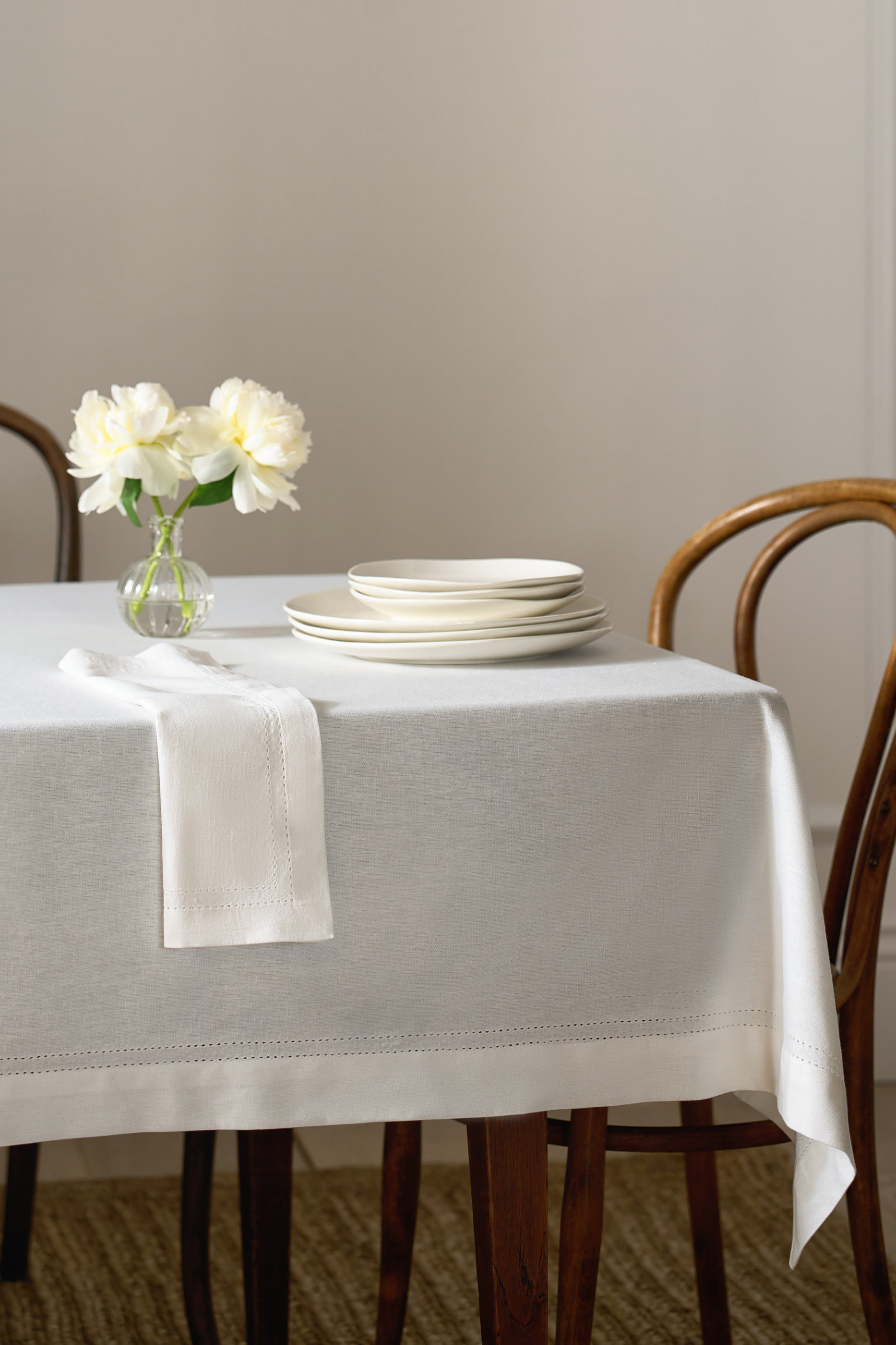 مفرش طاولة بحافة بغرزة البيكو