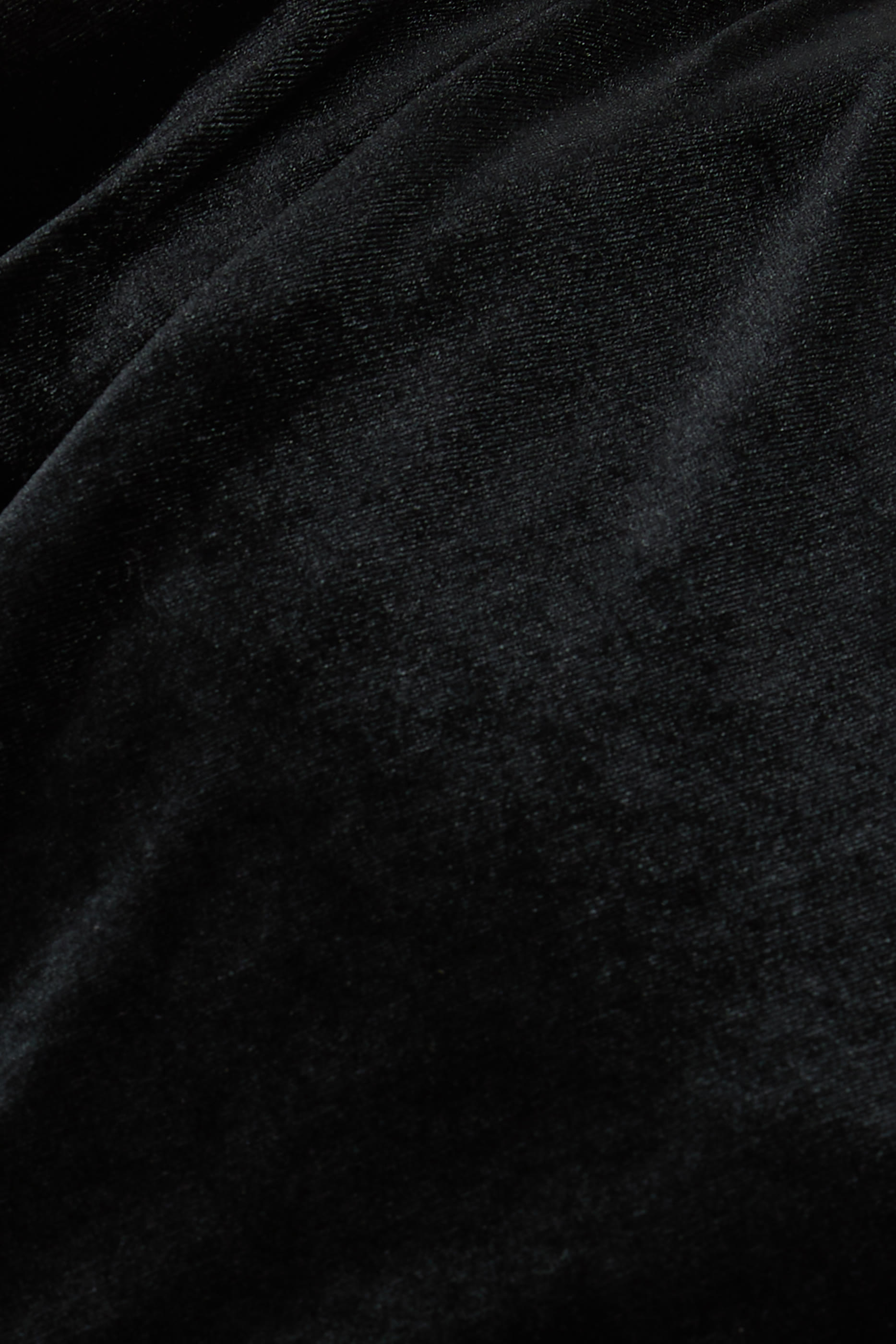 فستان طويل بياقة عالية قماش مخملي