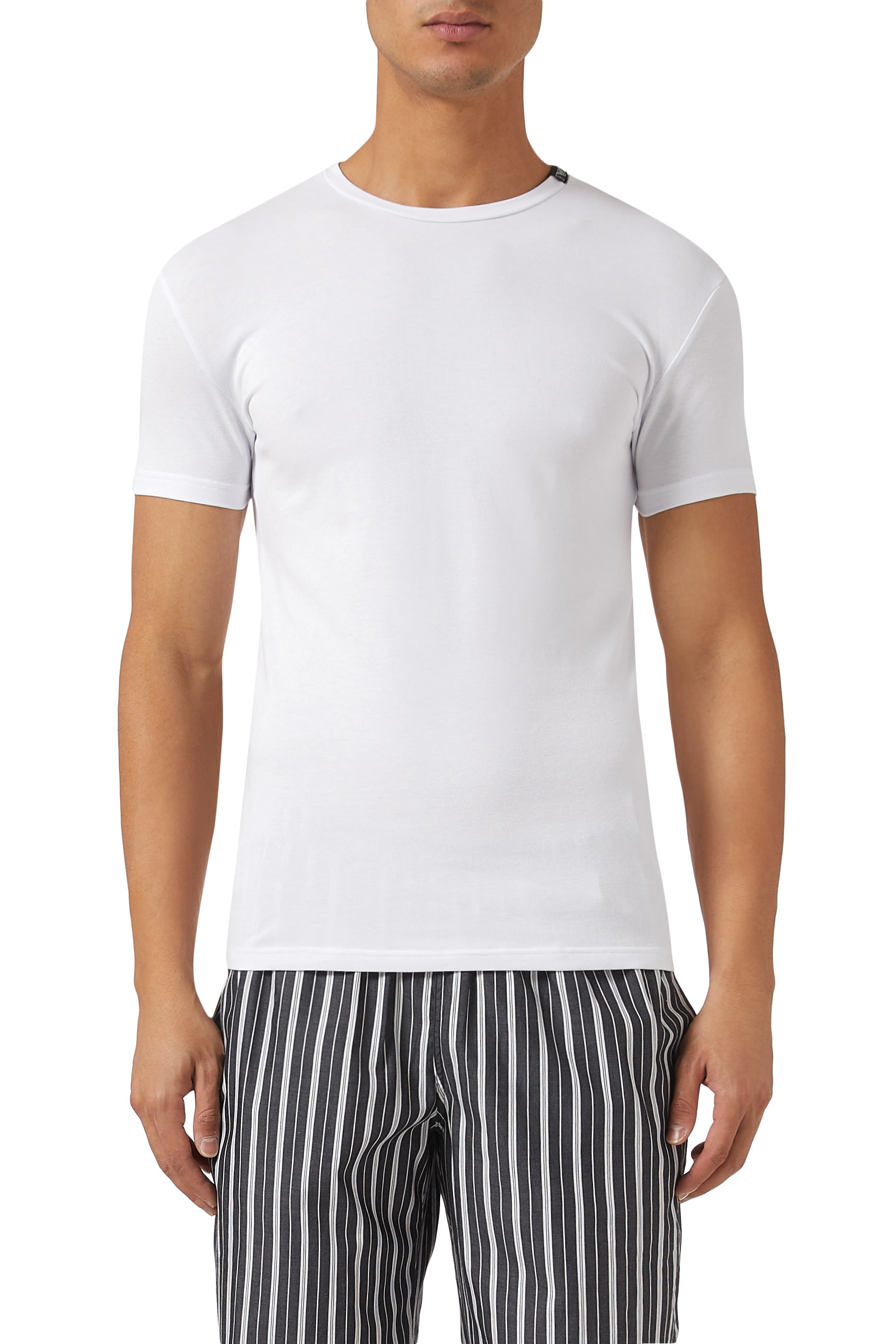 تيشيرت بياقة ضيقة