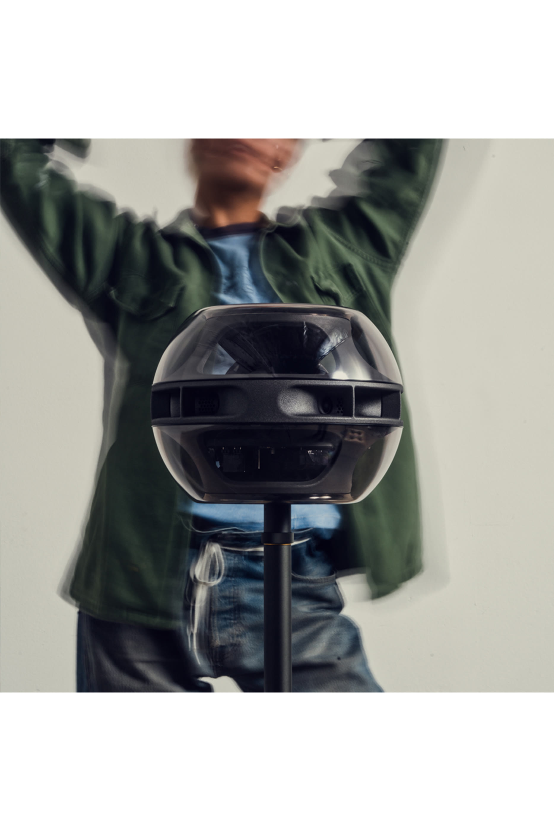 مكبر صوت سيل ألفا لاسلكي مع حامل طاولة