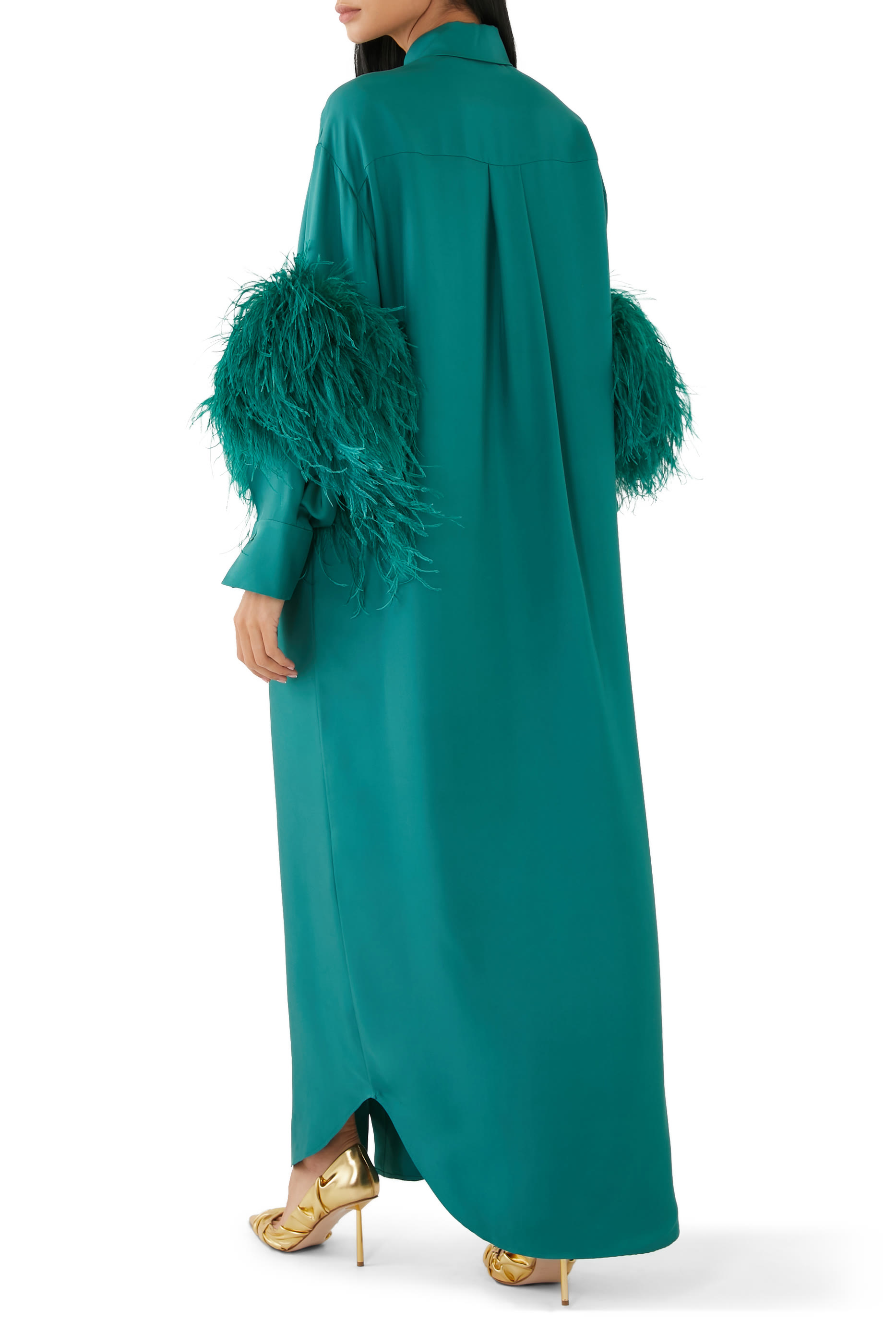 فستان بأزرار مزين بالريش