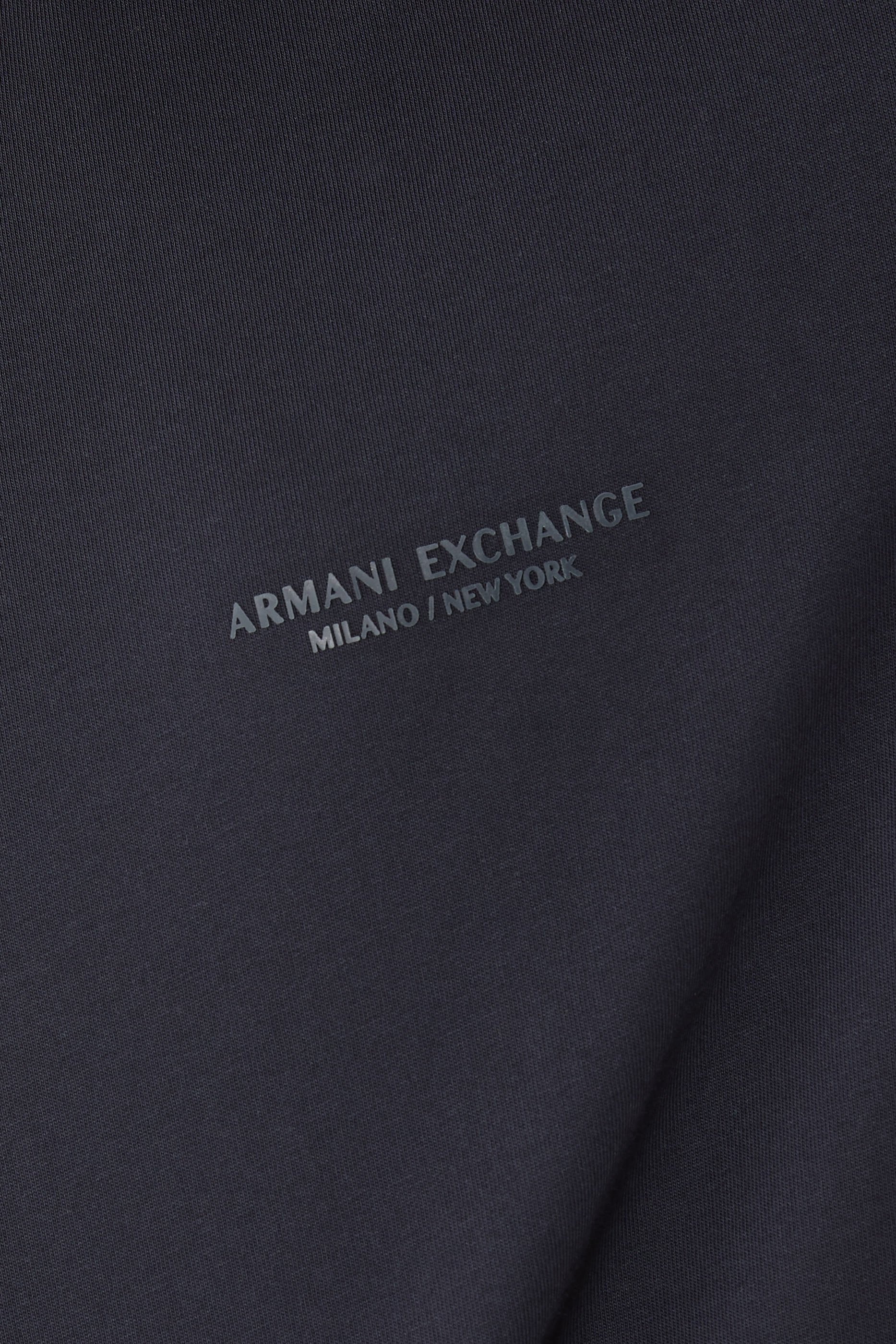 تيشيرت بقصة عادية وشعار الماركة