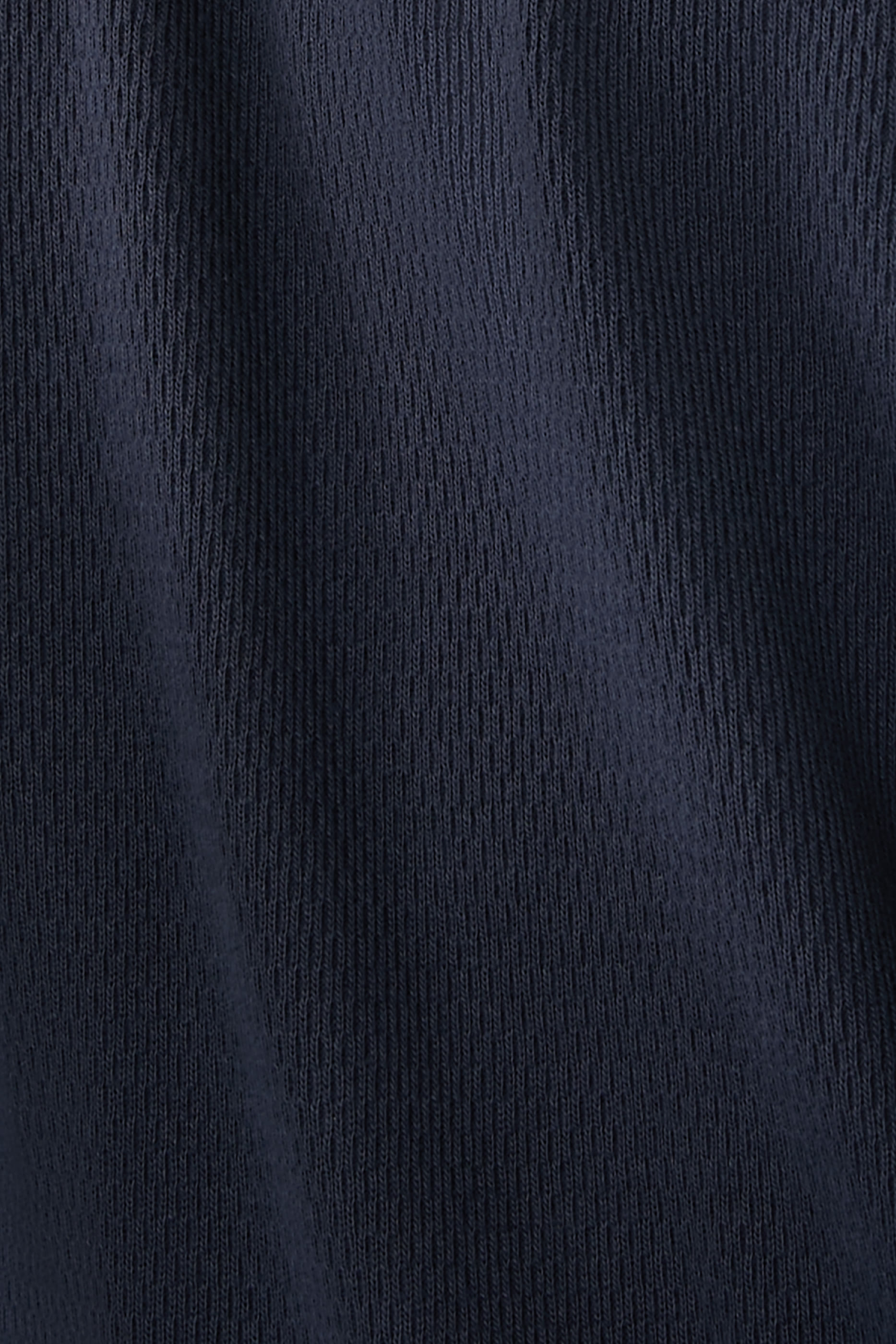 كنزة بياقة ضيقة وافل