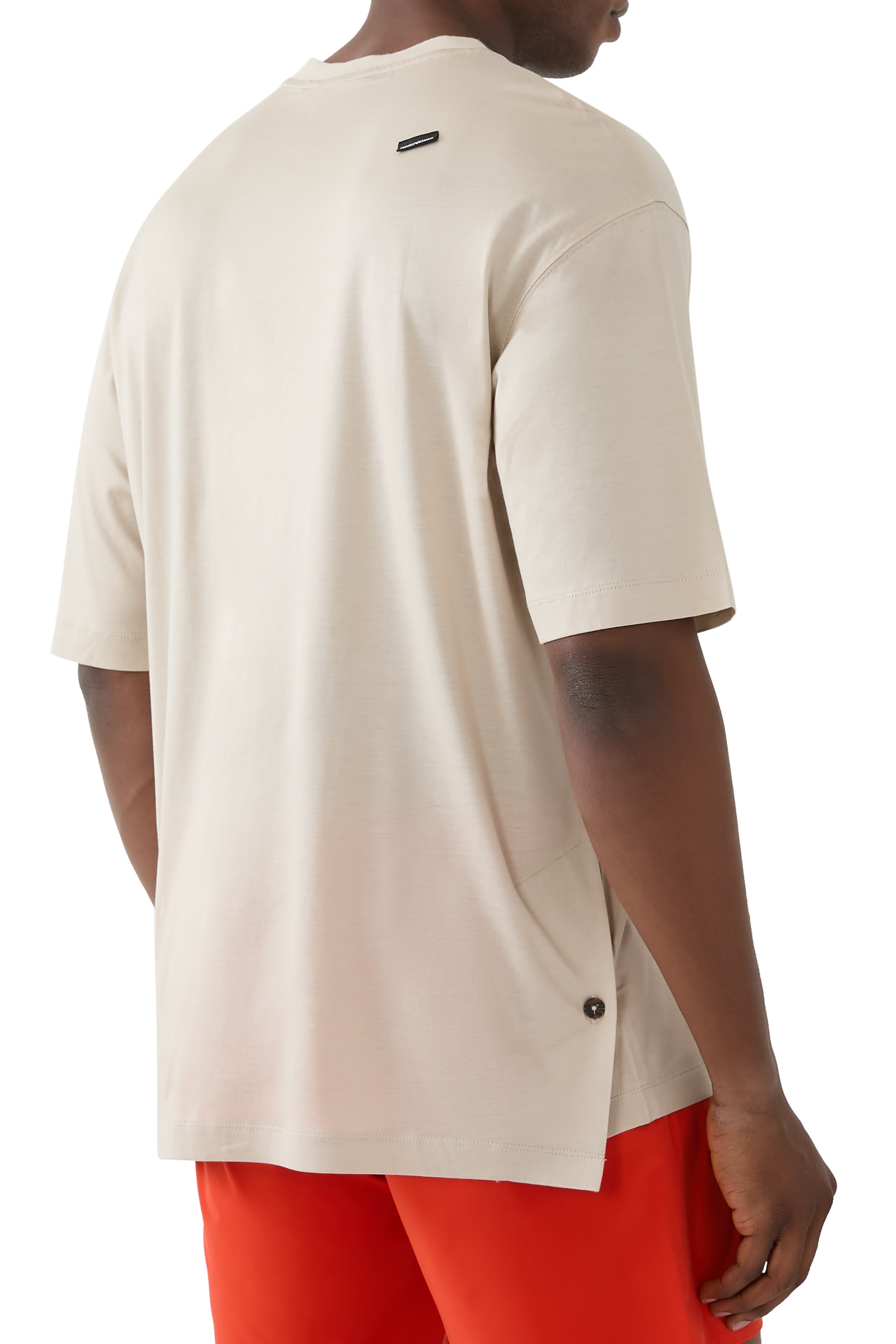 تيشيرت بقصة واسعة ورقعة شعار الماركة صغيرة