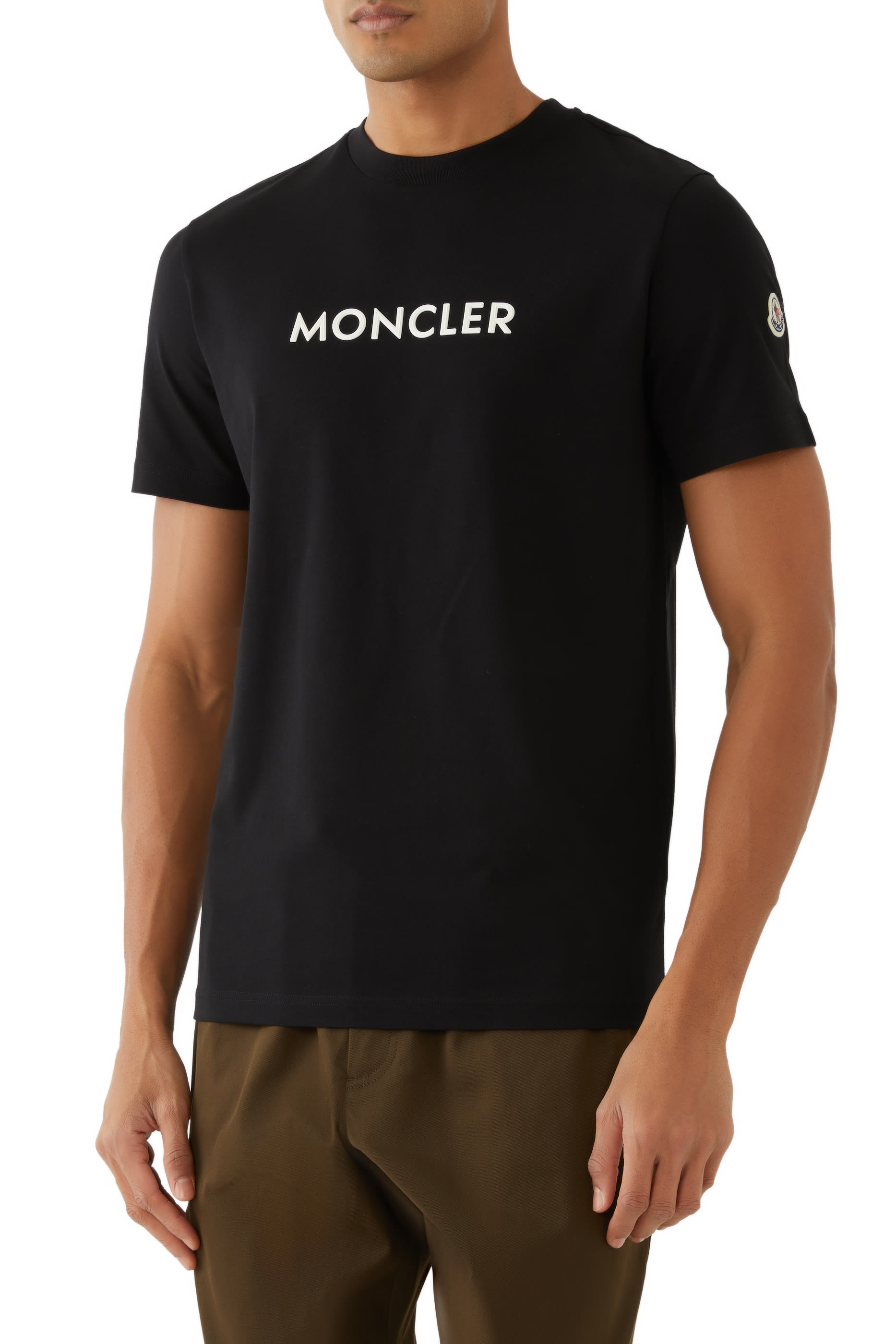 تيشيرت بأكمام قصيرة وشعار الماركة